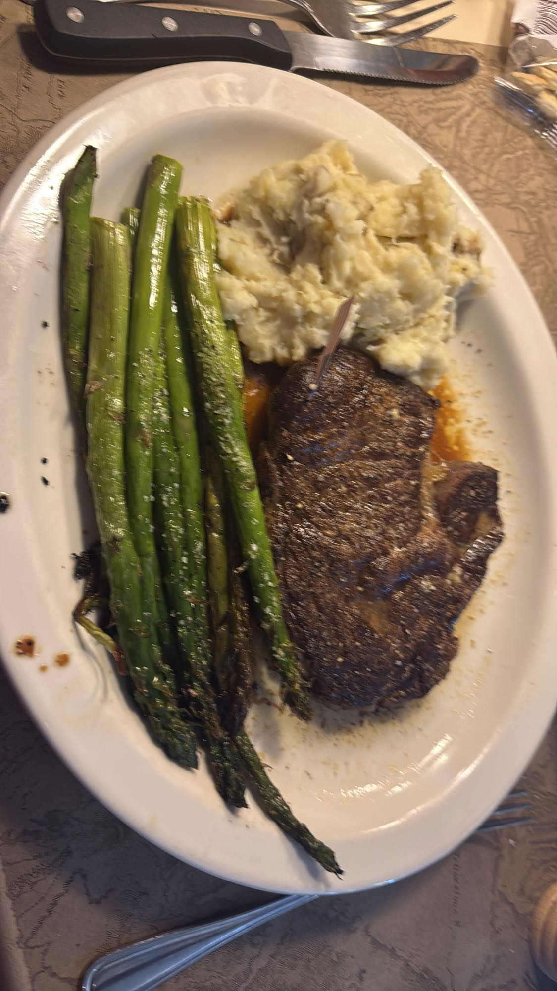 Steak with asparagus and mash