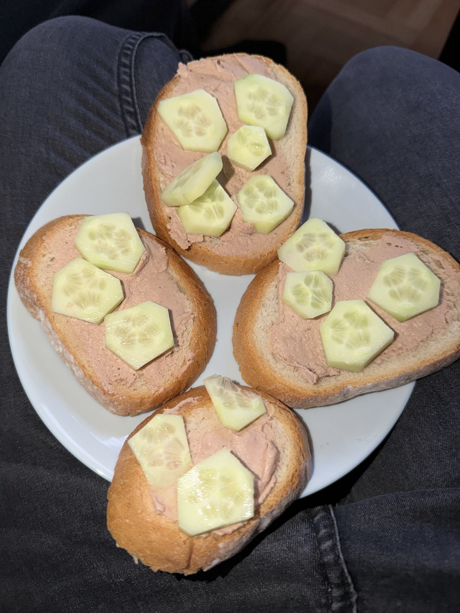 Kanapki z pasztetem i ogórkiem