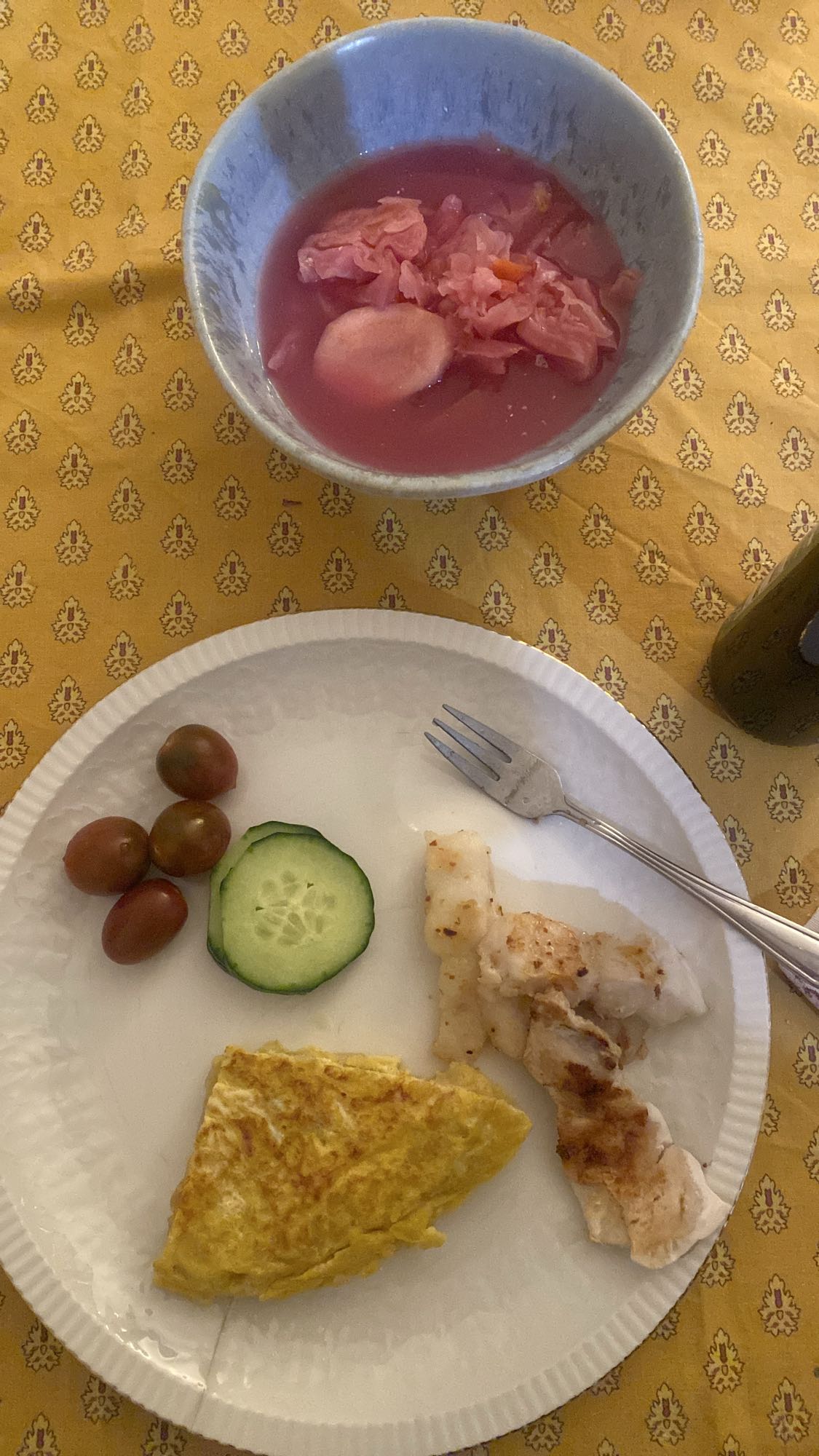 Mic dejun cu omletă și pește