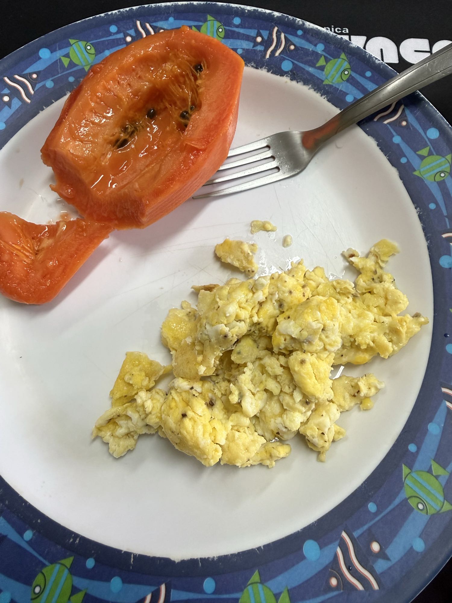 Ovos mexidos e mamão