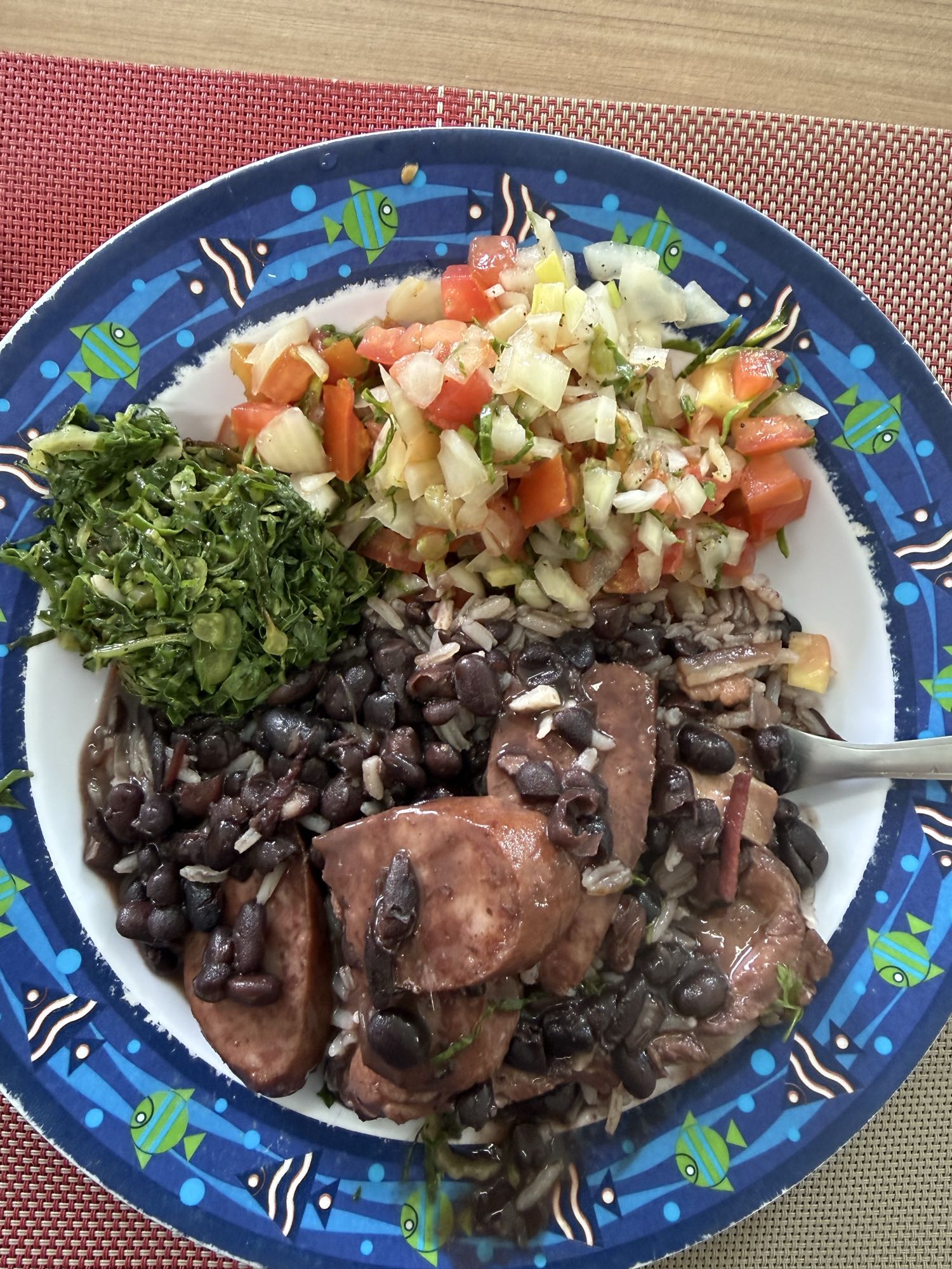 Feijoada com arroz e salada