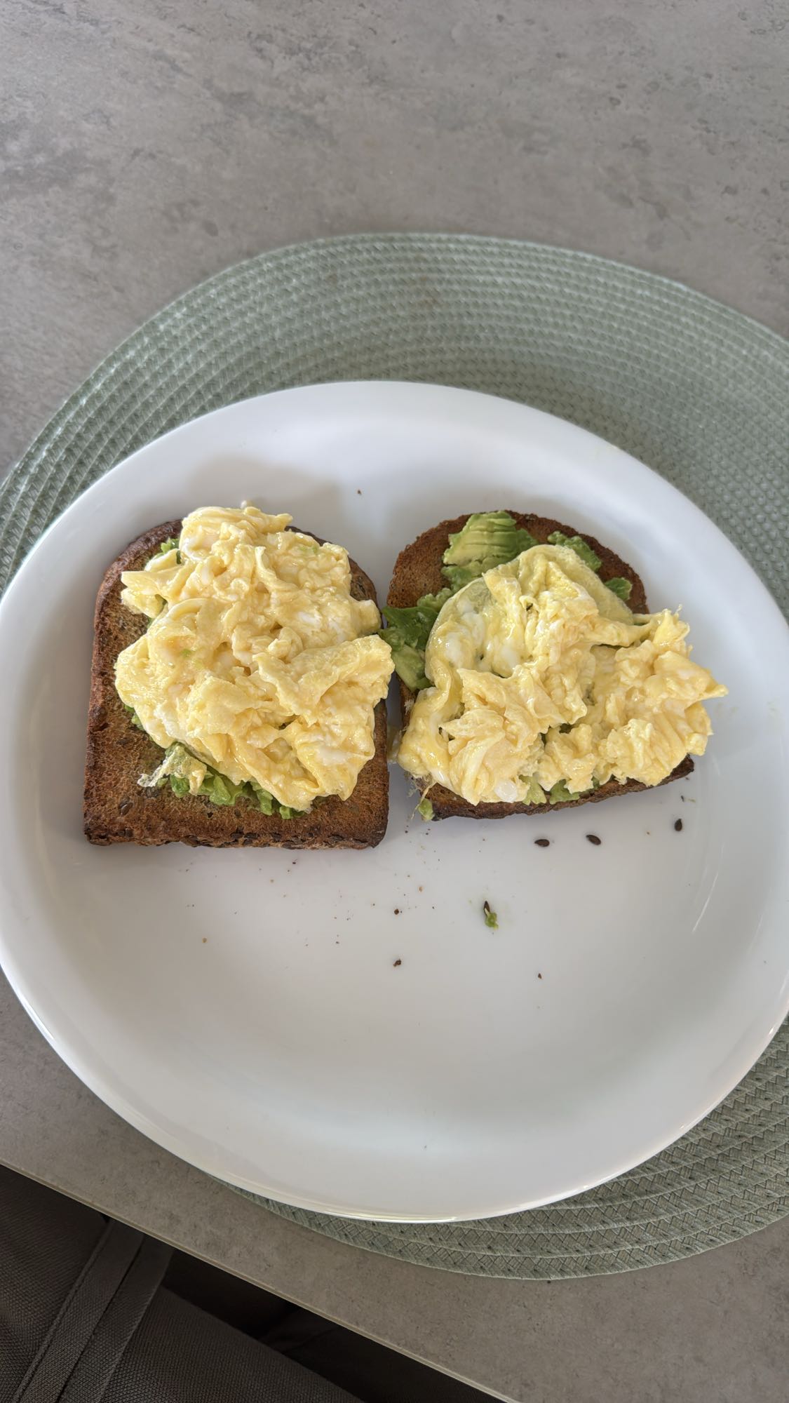 Tostadas con huevo y aguacate
