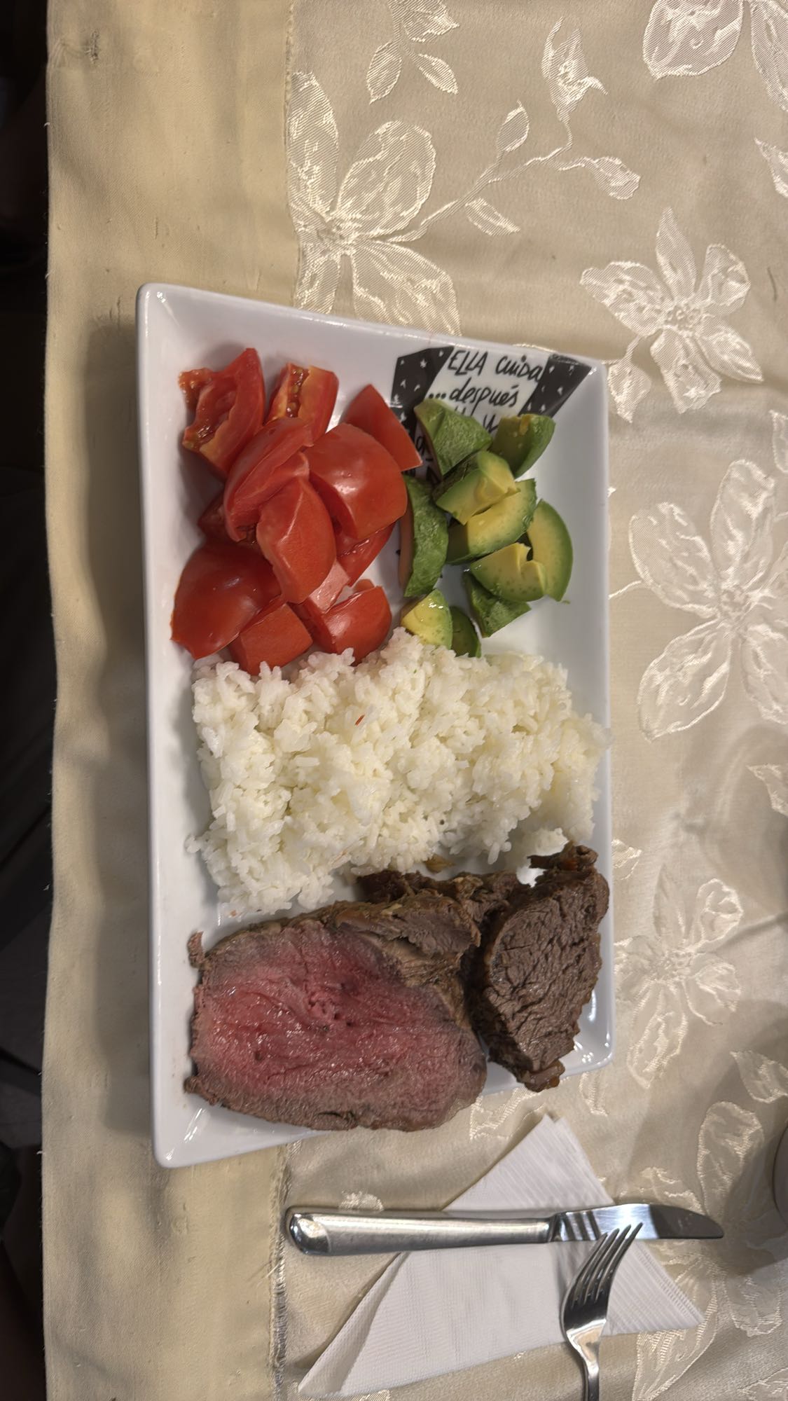 arroz, carne, tomate y aguacate