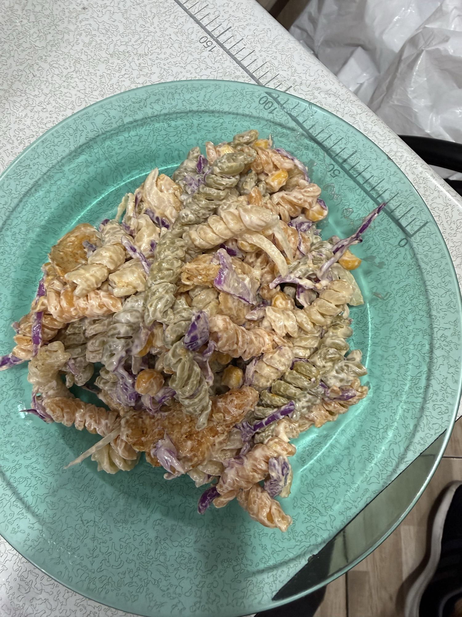 Salada de macarrão colorido