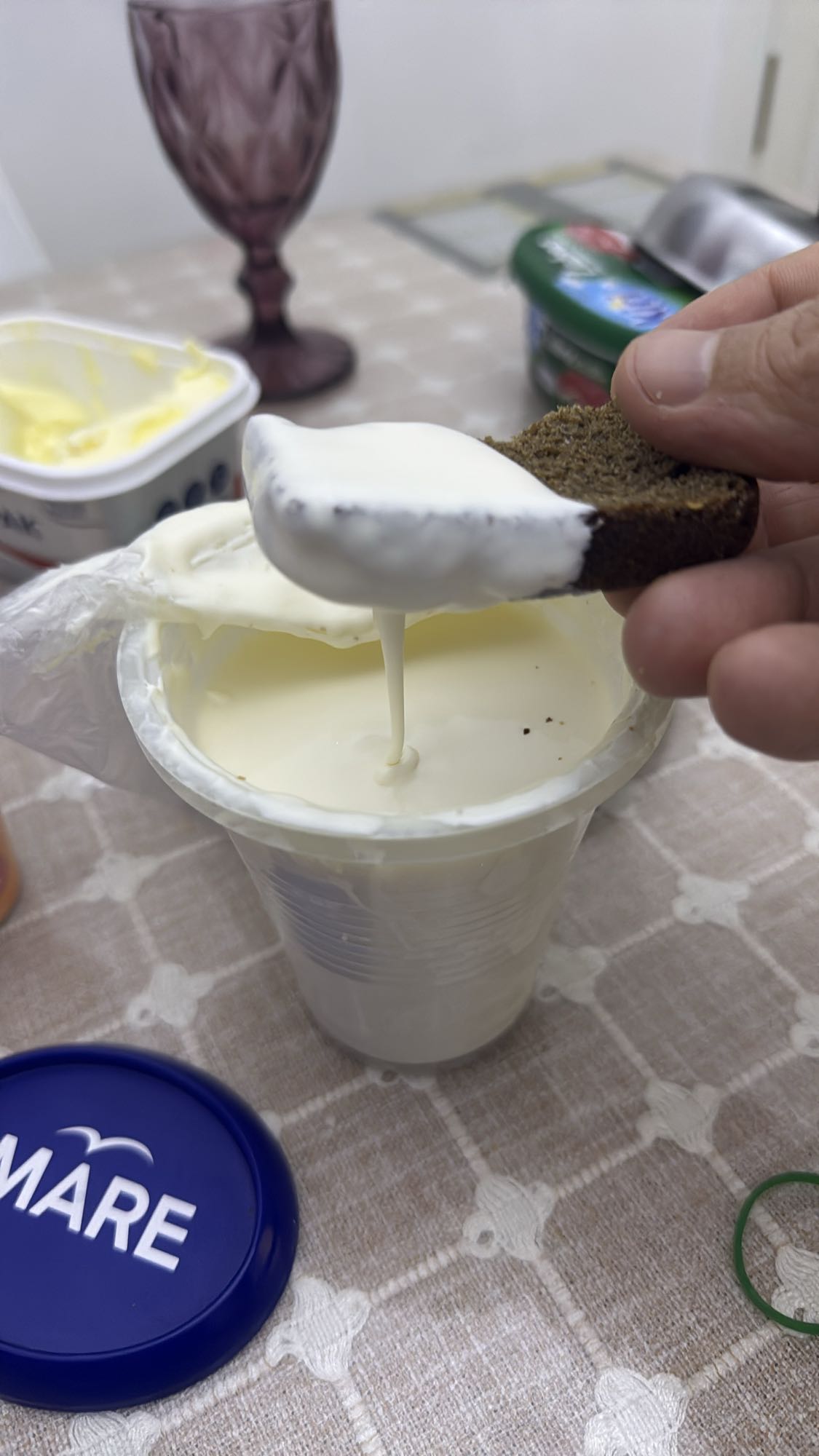 ржаной хлеб со сметаной