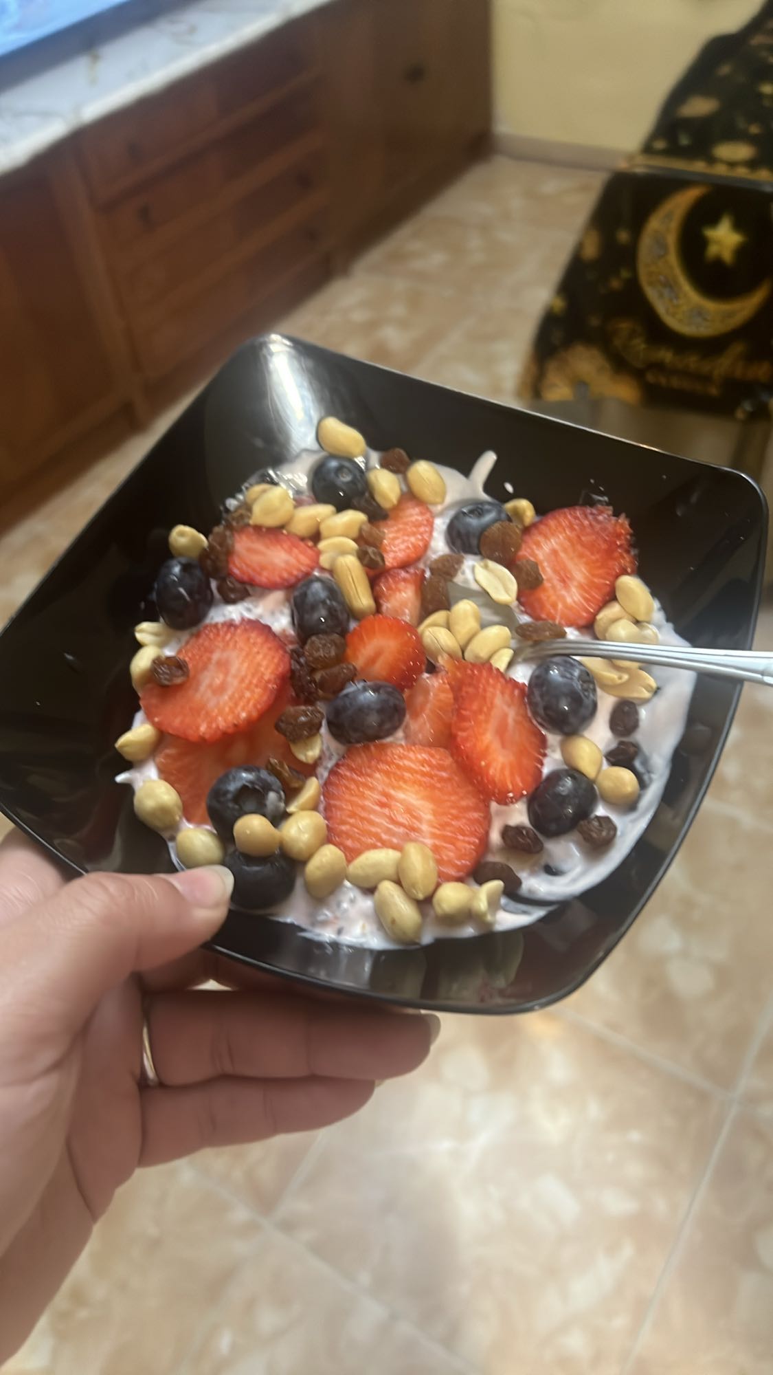 yogur con frutas y cacahuates
