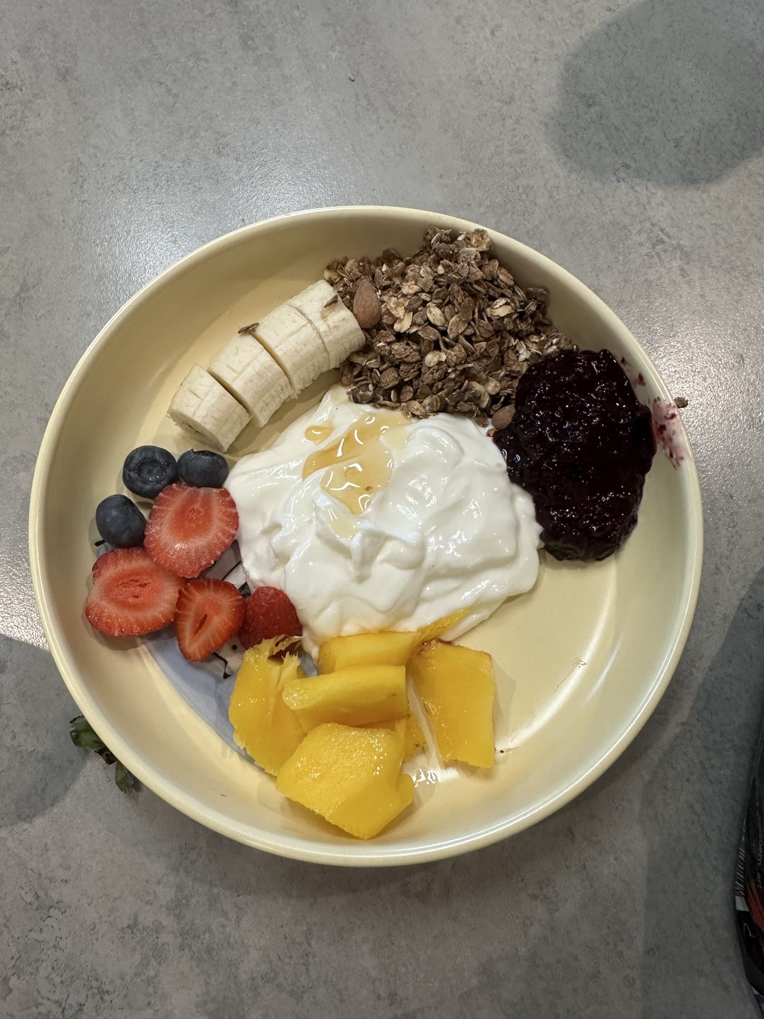 Tazón de yogur y frutas