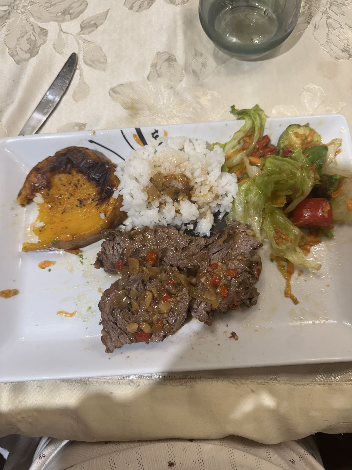 Carne con arroz y ensalada