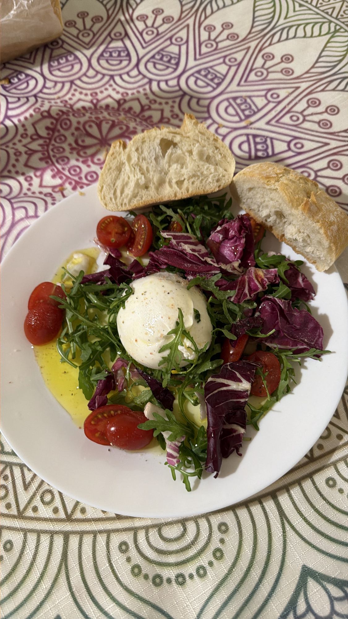 Salată cu burrata și pâine