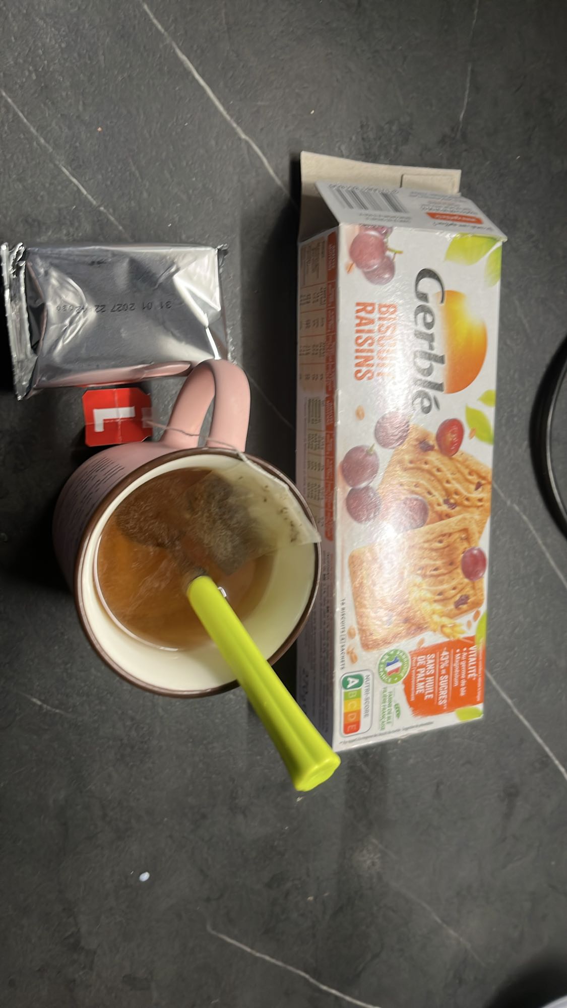 Biscuit aux raisins et thé