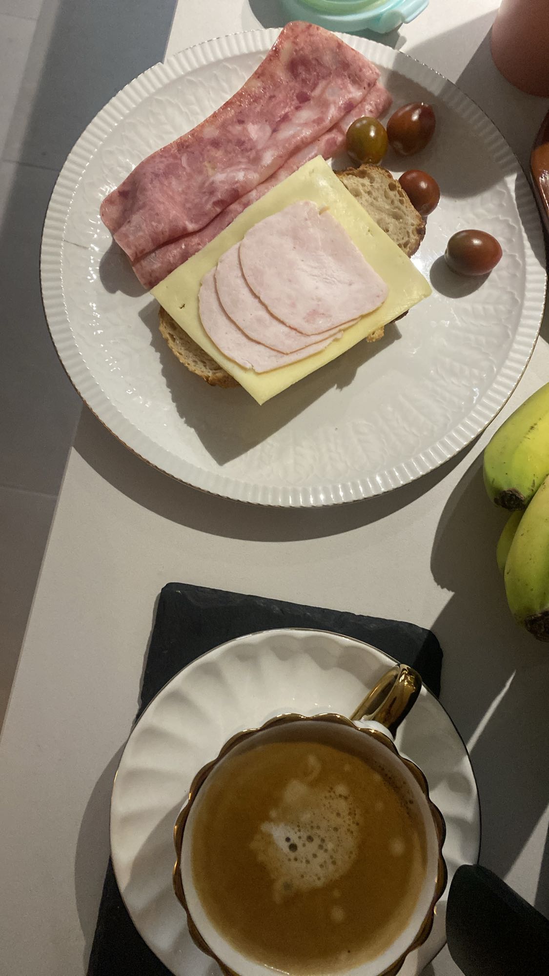 Mic dejun cu sandviș și cafea