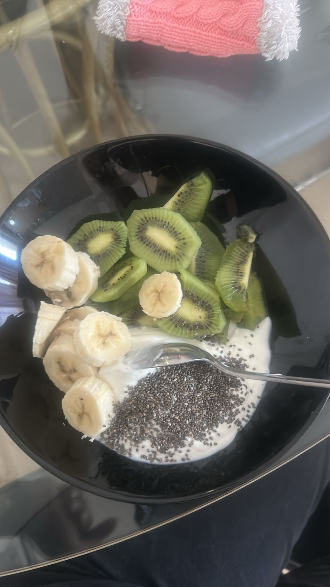 Yoghurt mit Obst und Chiasamen