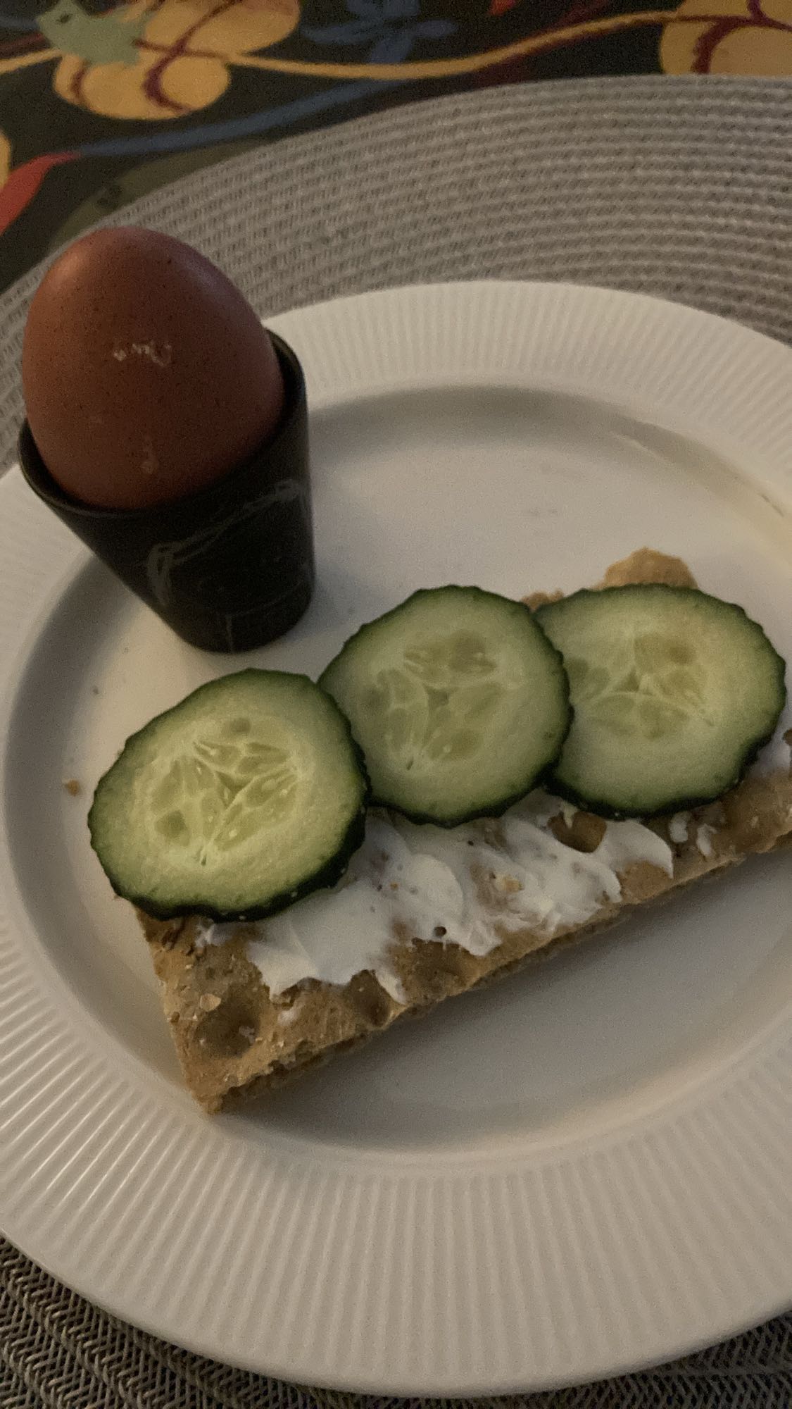 Knäckebröd med ägg och gurka