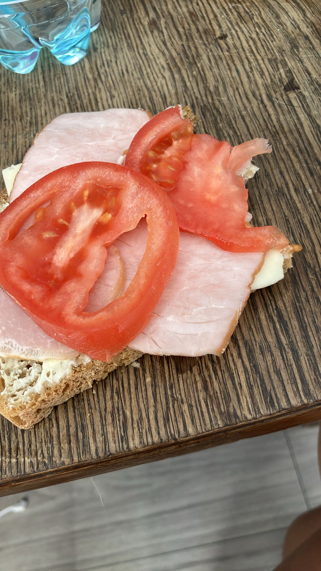 Kanapka z szynką i pomidorem