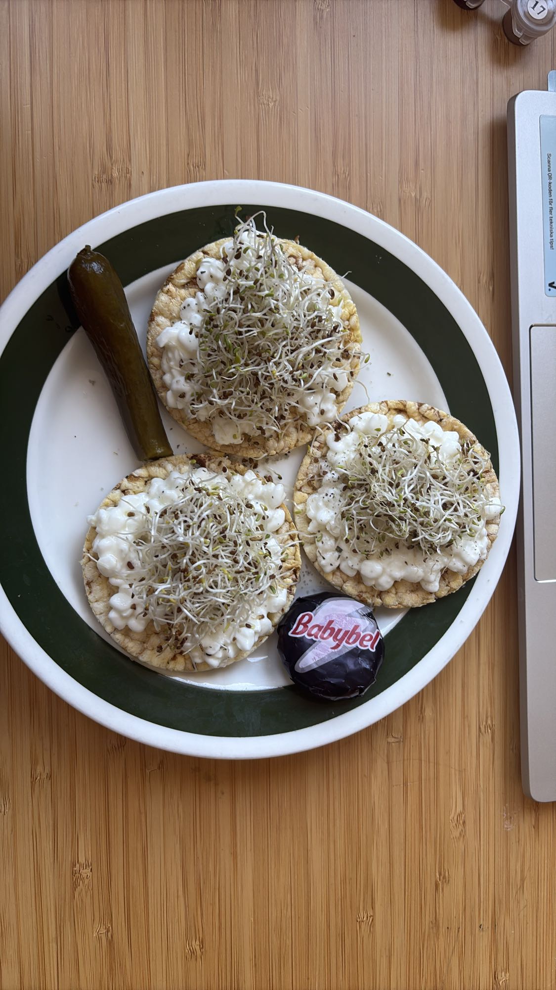 Knäckebröd med keso och ost