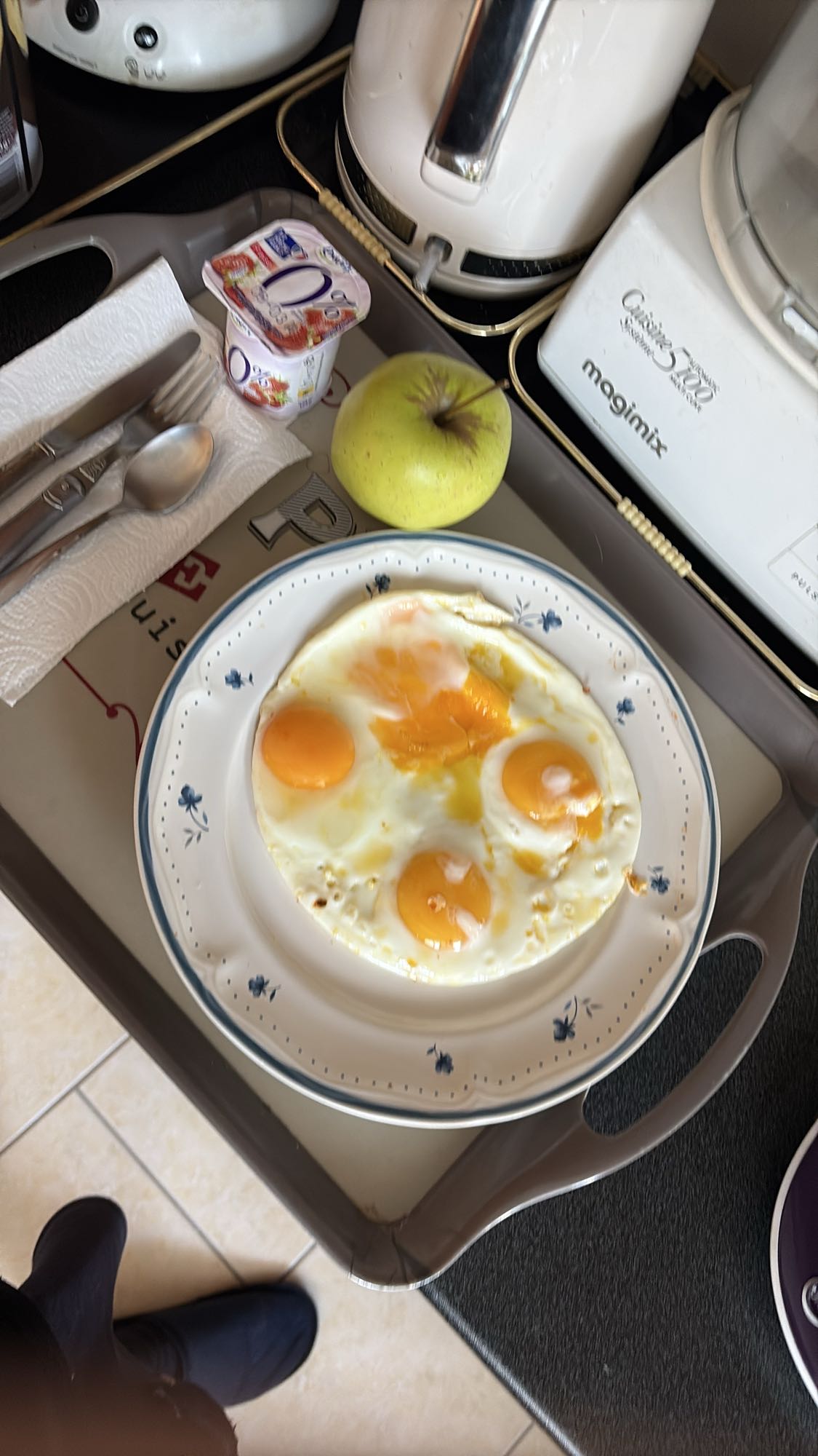 Petit-déjeuner œufs et yaourt