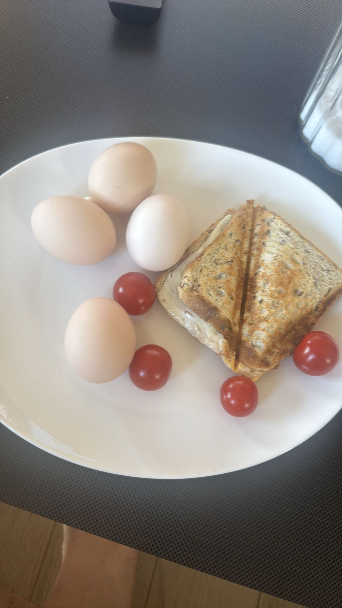 Jajka, kanapka i pomidory