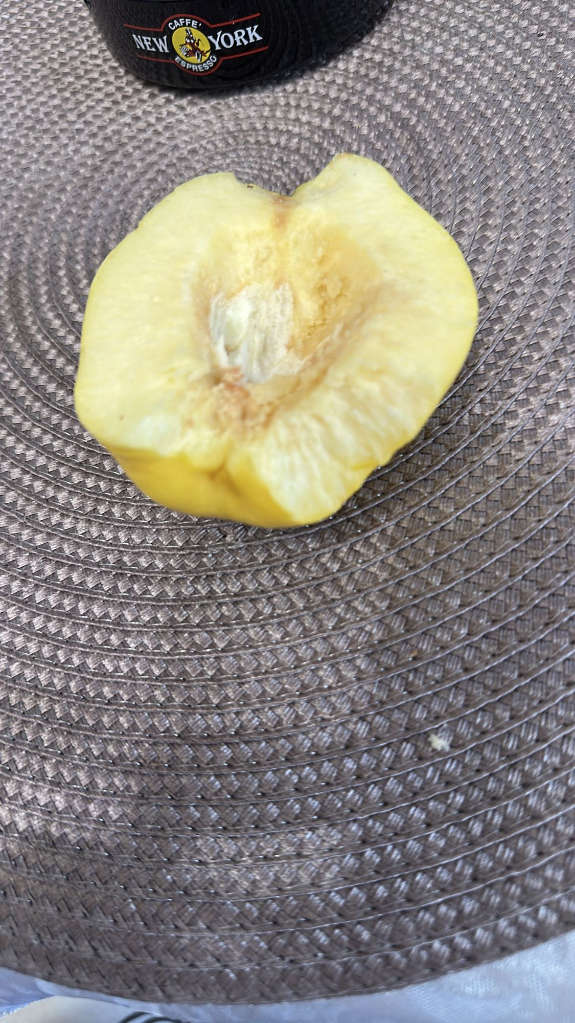 Piersică galbenă tăiată