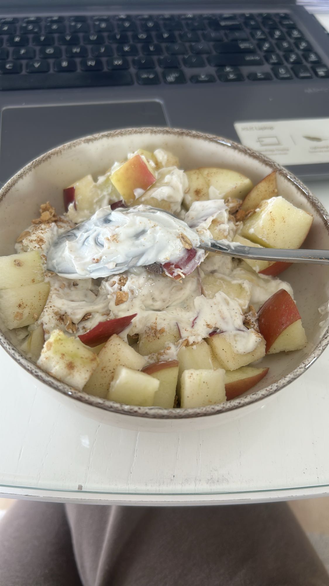 jogurt z jabłkiem i granolą