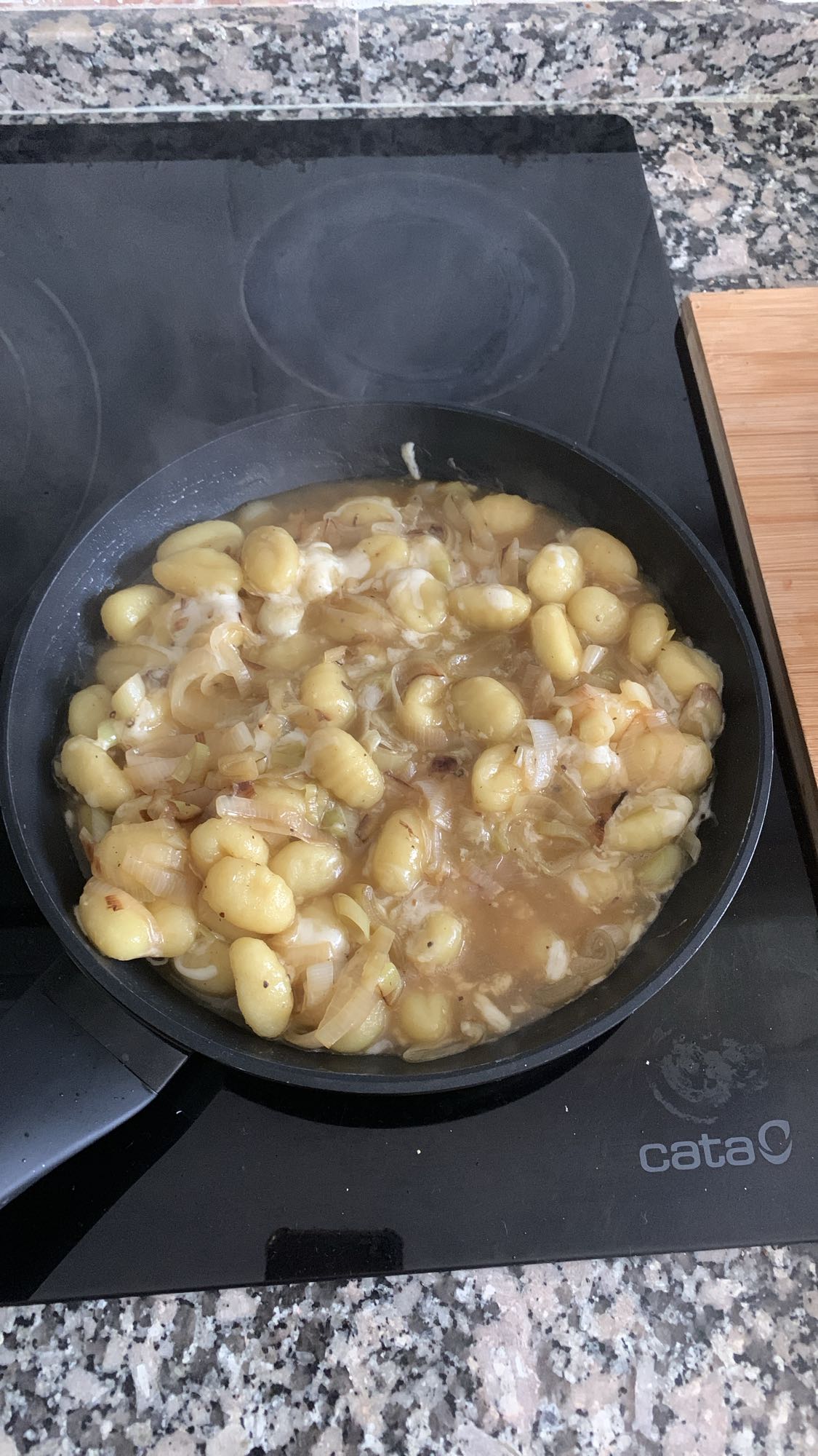 Ñoquis con cebolla y queso