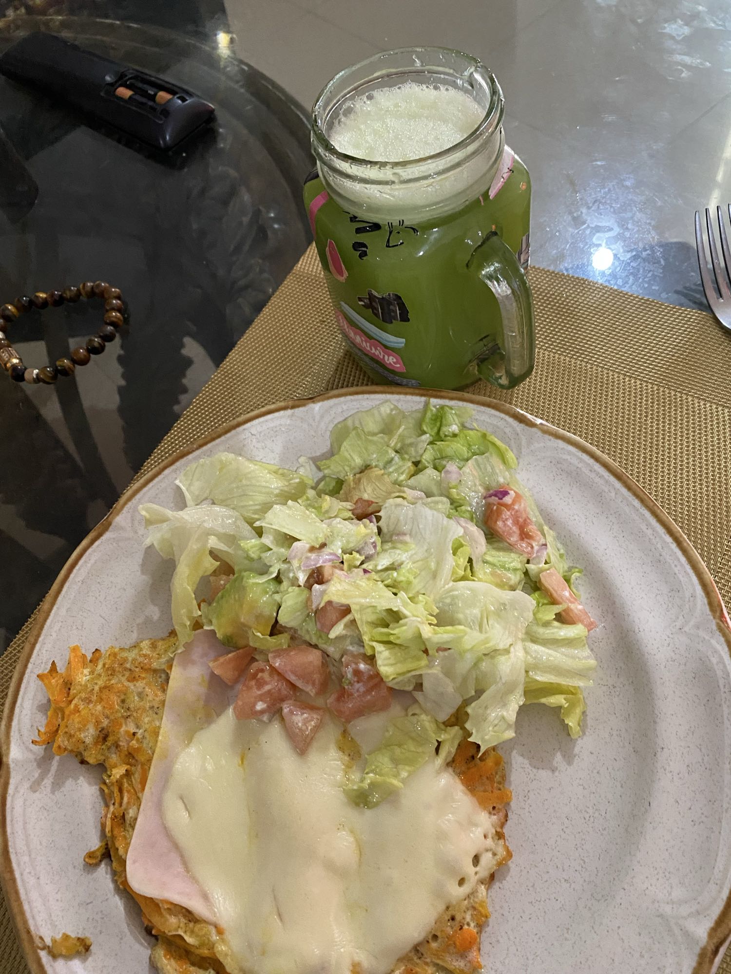 Tortilla de zanahoria con ensalada