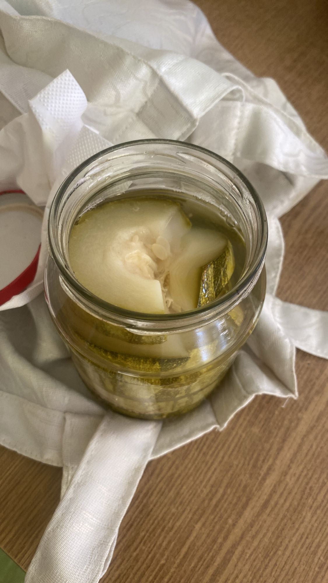 kiszone ogórki w słoiku