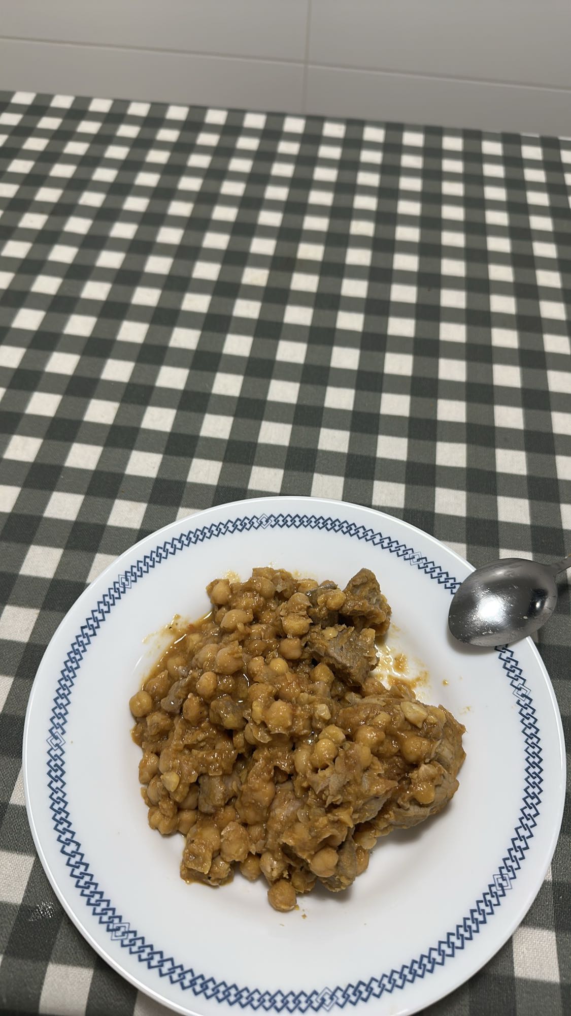 guiso de garbanzos y carne