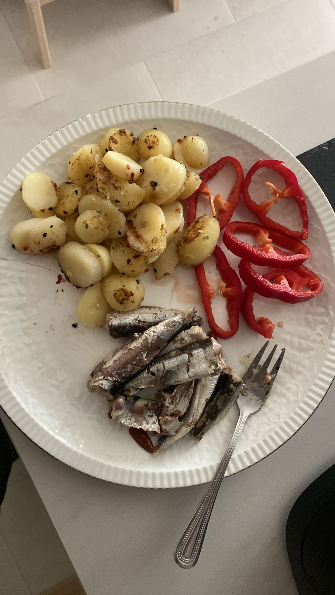 Cartofi cu sardine și ardei