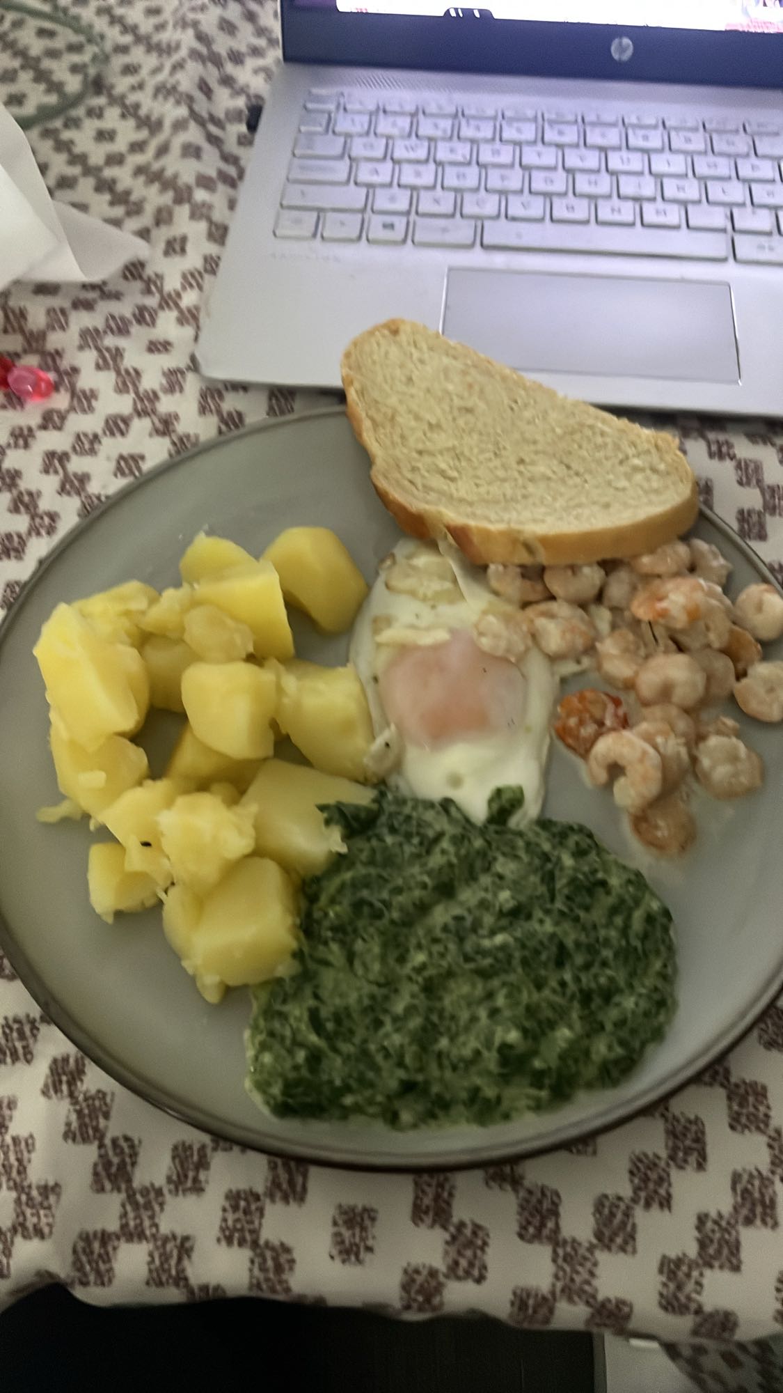 Cartofi, spanac, ou, creveți