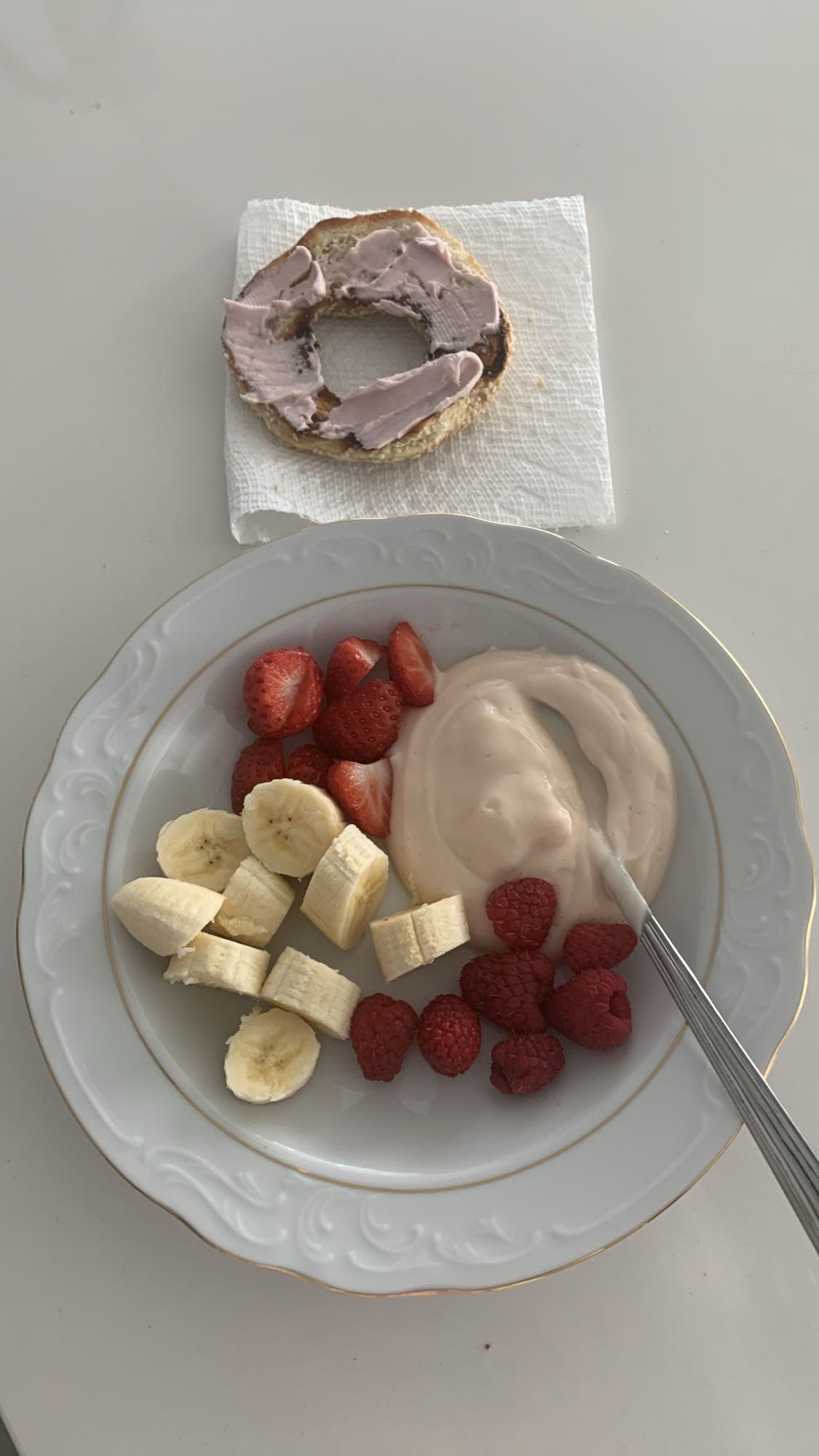 Petit-déjeuner fruité et bagel