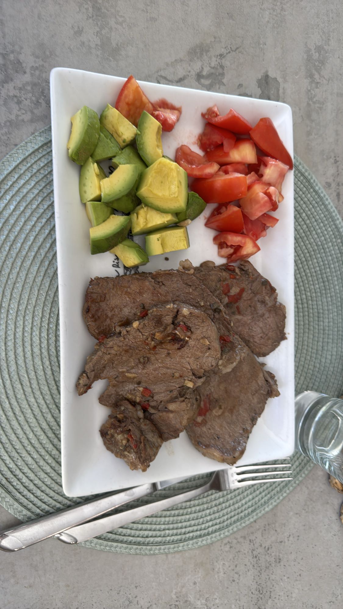 Carne con aguacate y tomate