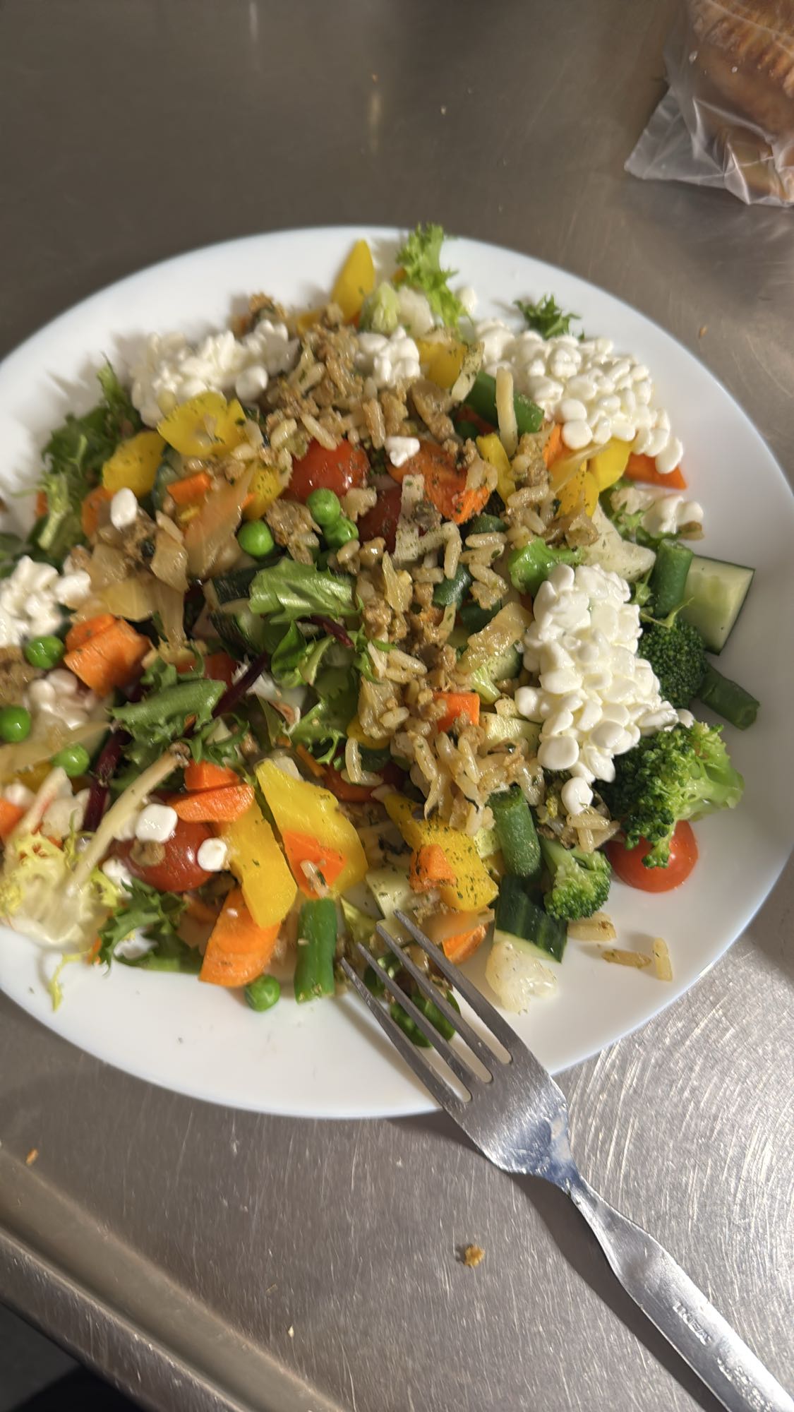 Grönsakssallad med ris och keso