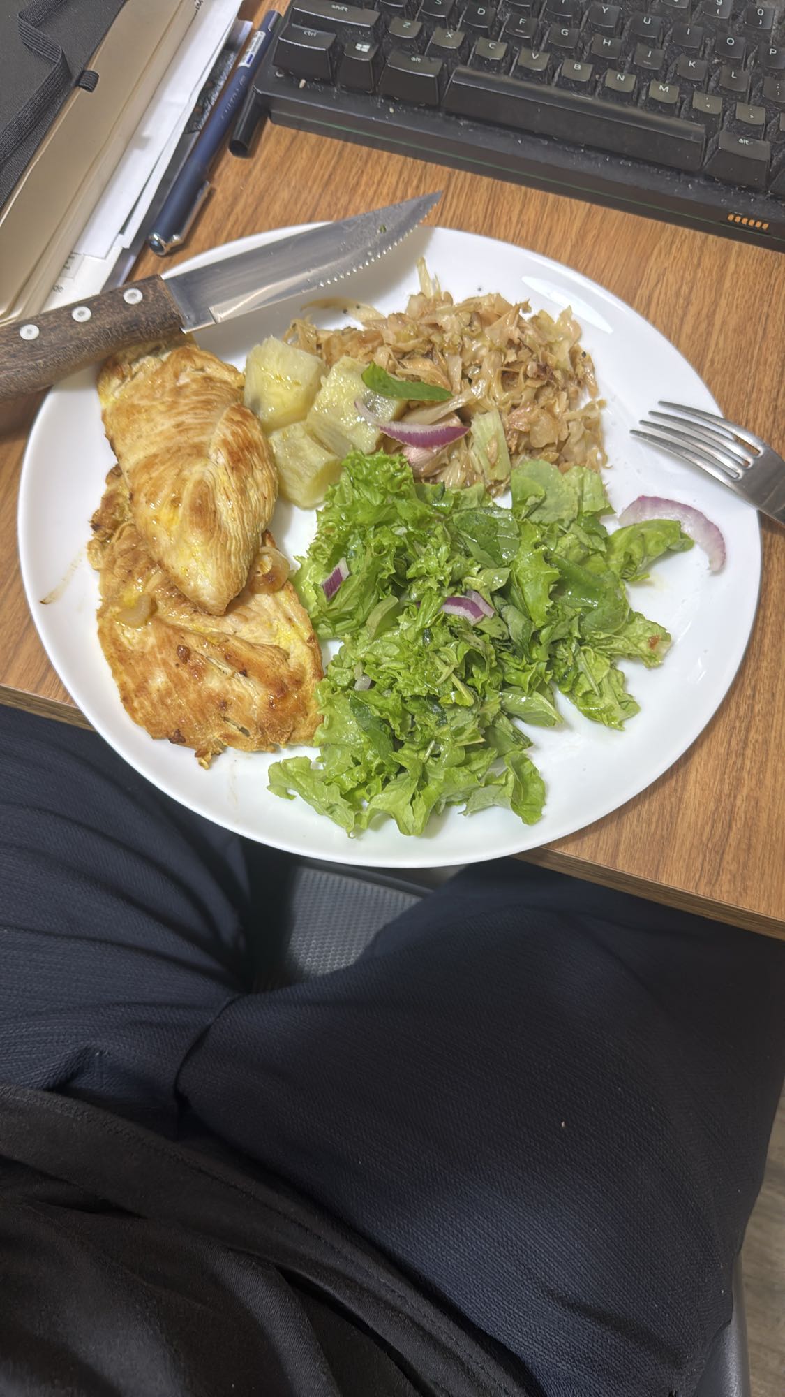 Frango grelhado com salada
