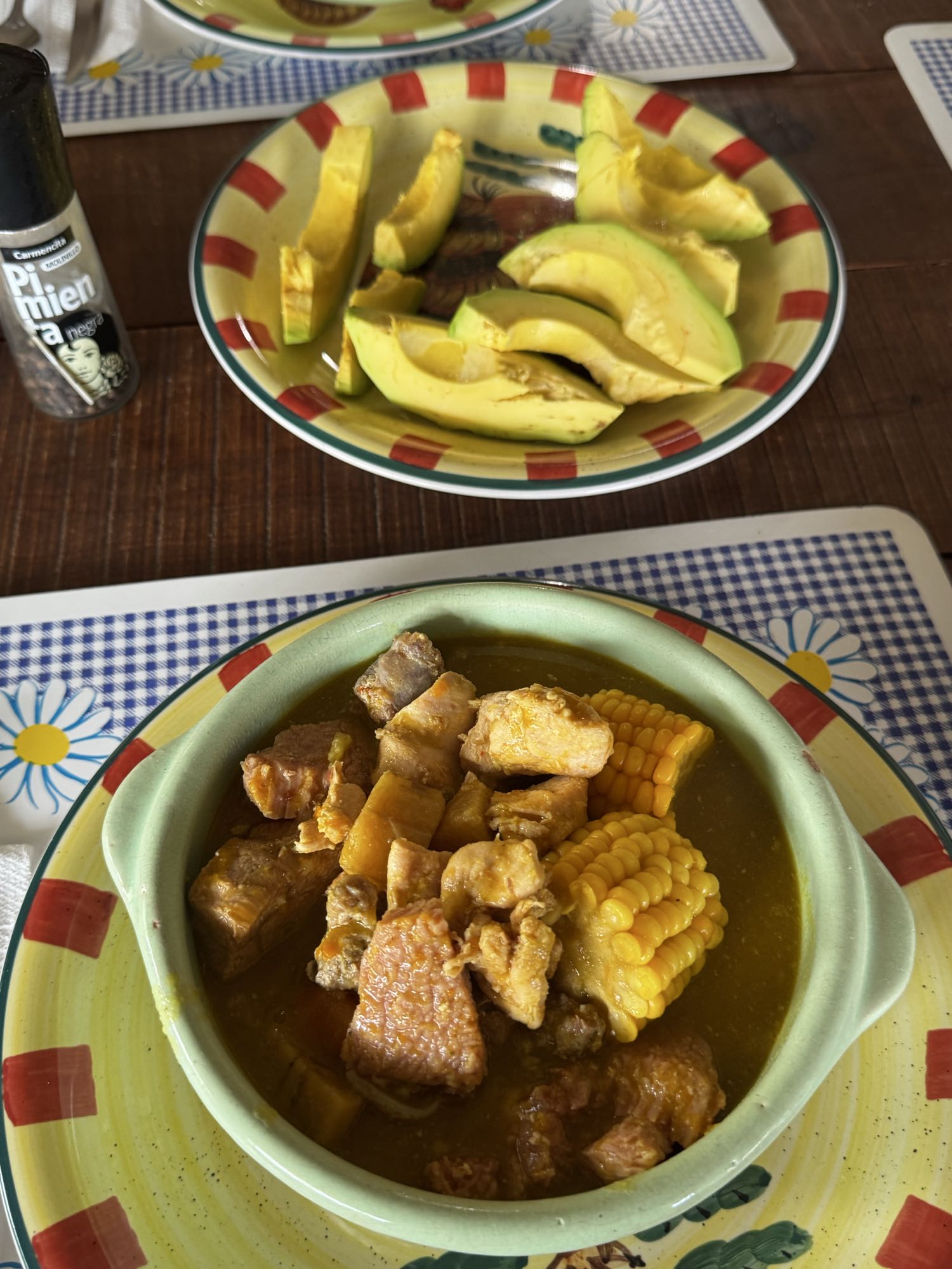 Sancocho con aguacate