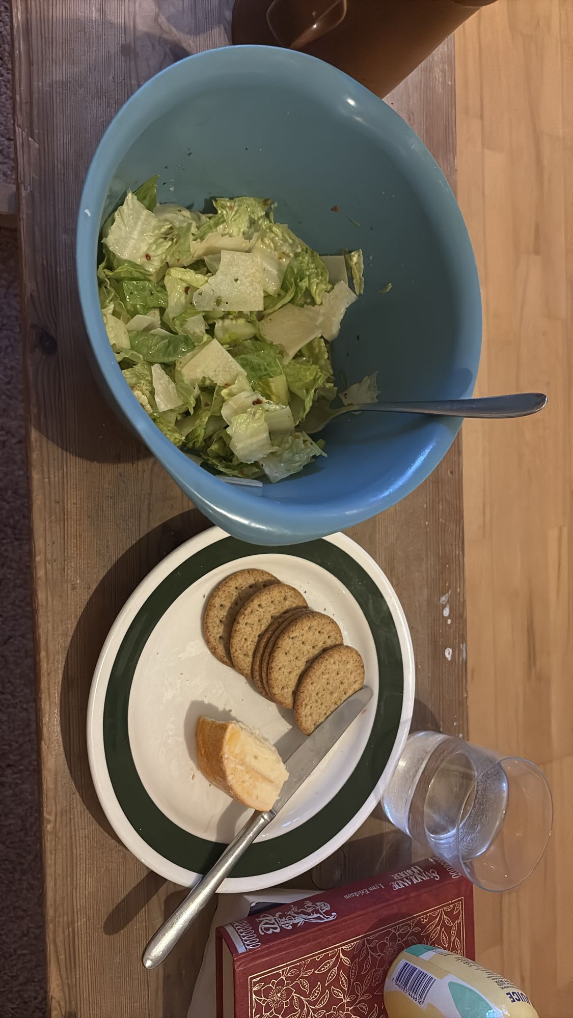 Sallad med ost och kex