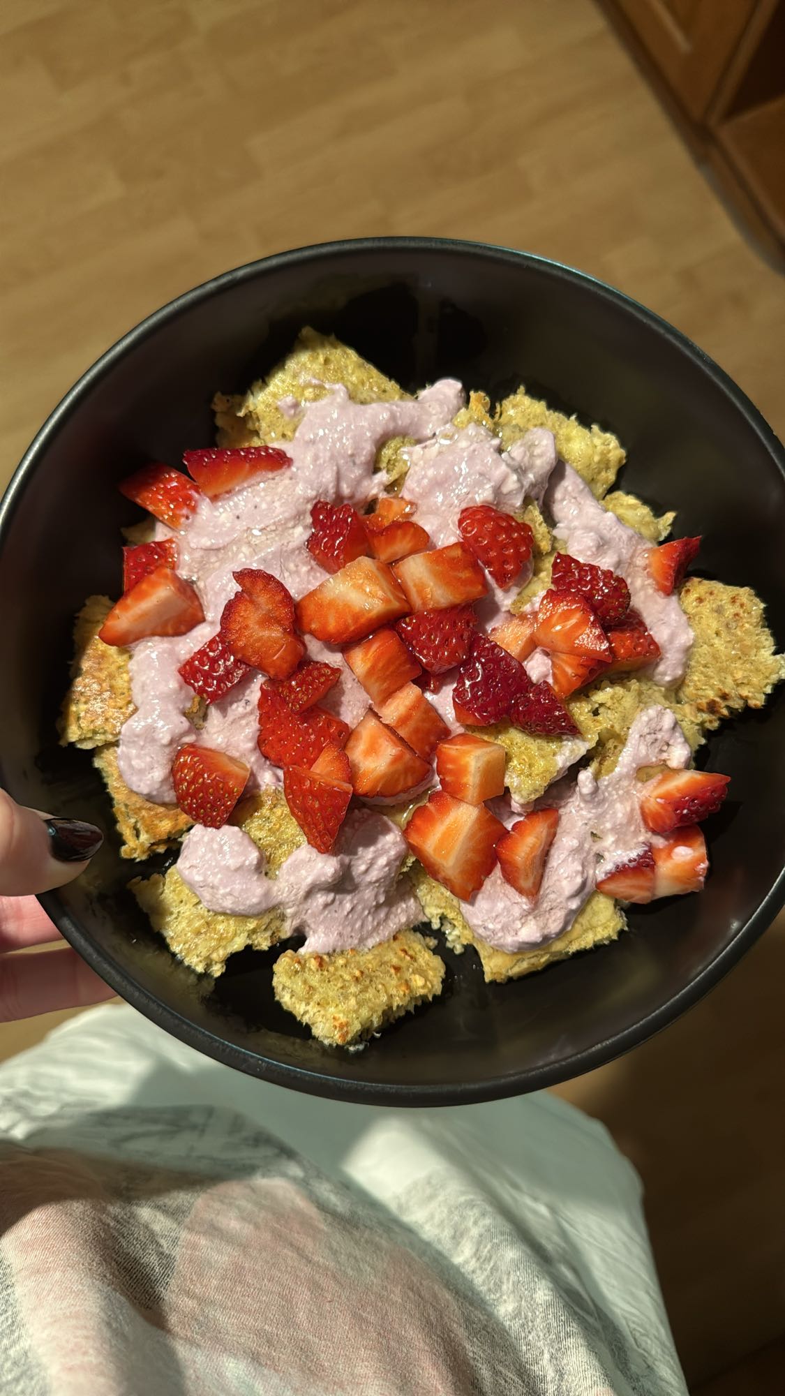 Strawberry yogurt oat bowl