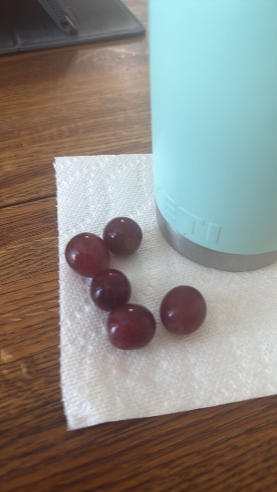 Red grapes snack