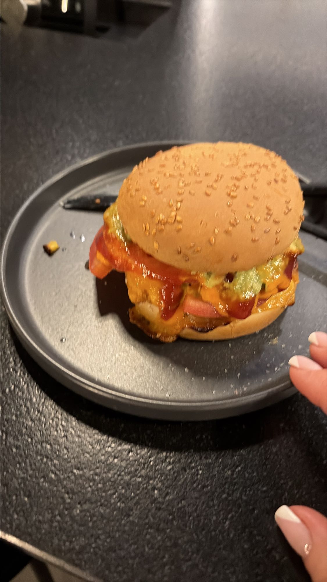 burger z serem i sosem