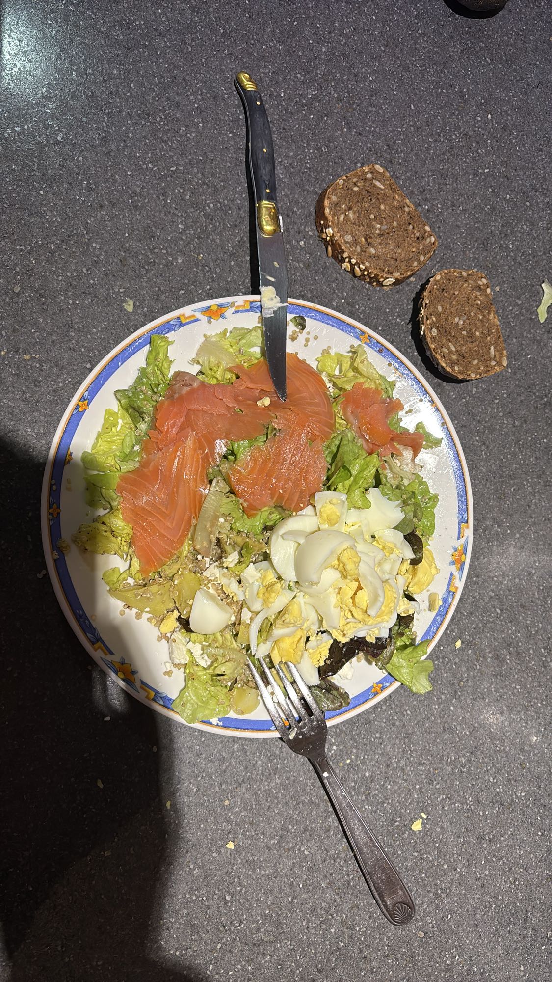 Salade saumon œuf pain