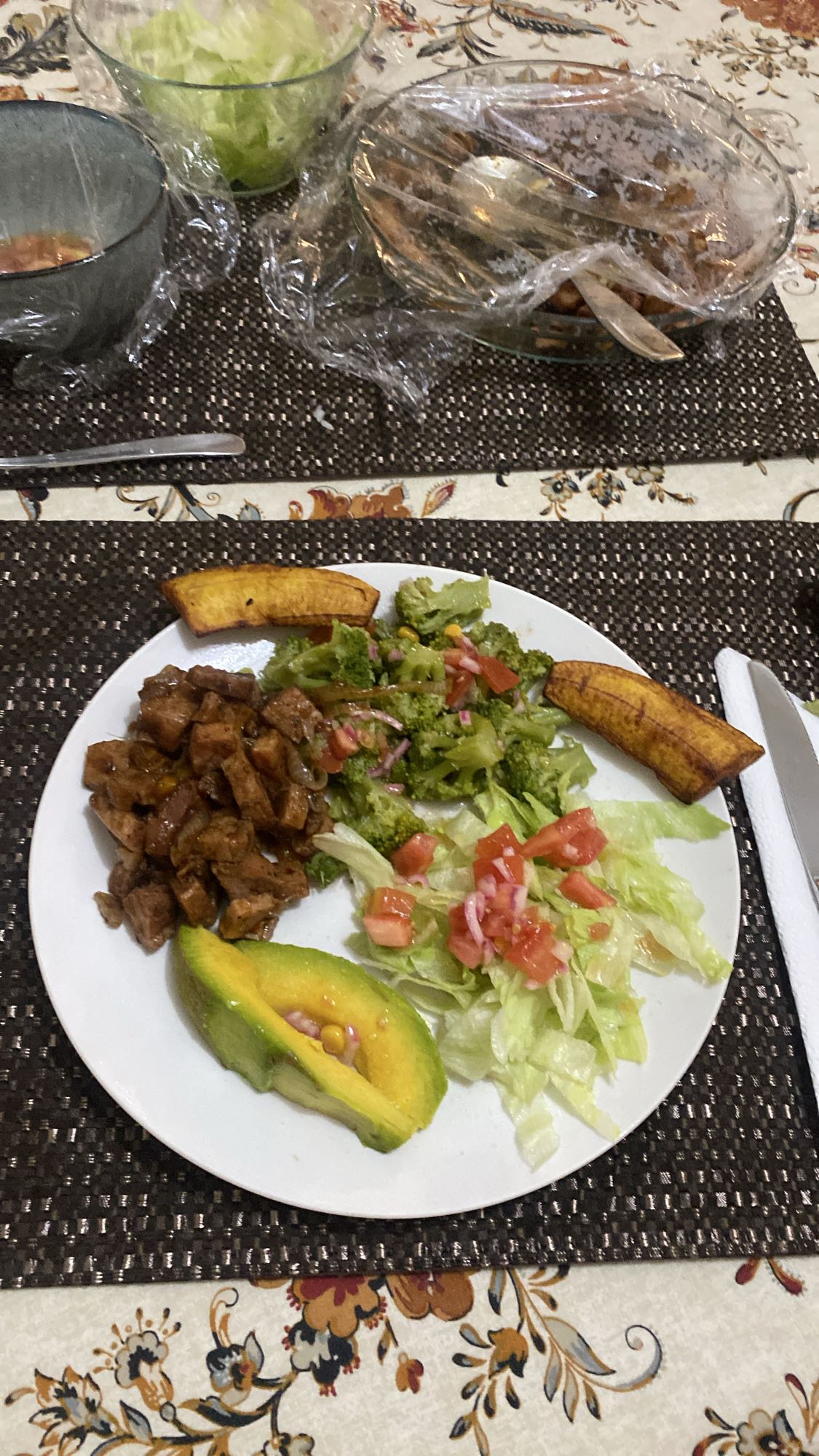 Carne con ensalada y plátano