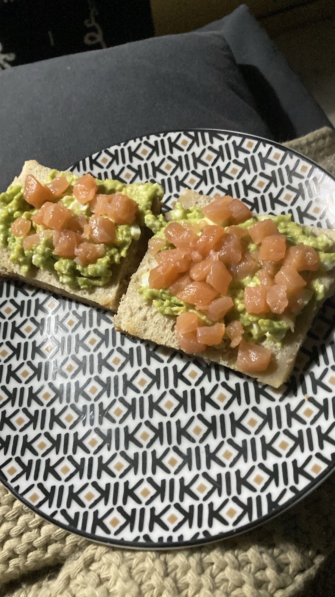 Knäckebröd med avokado & lax