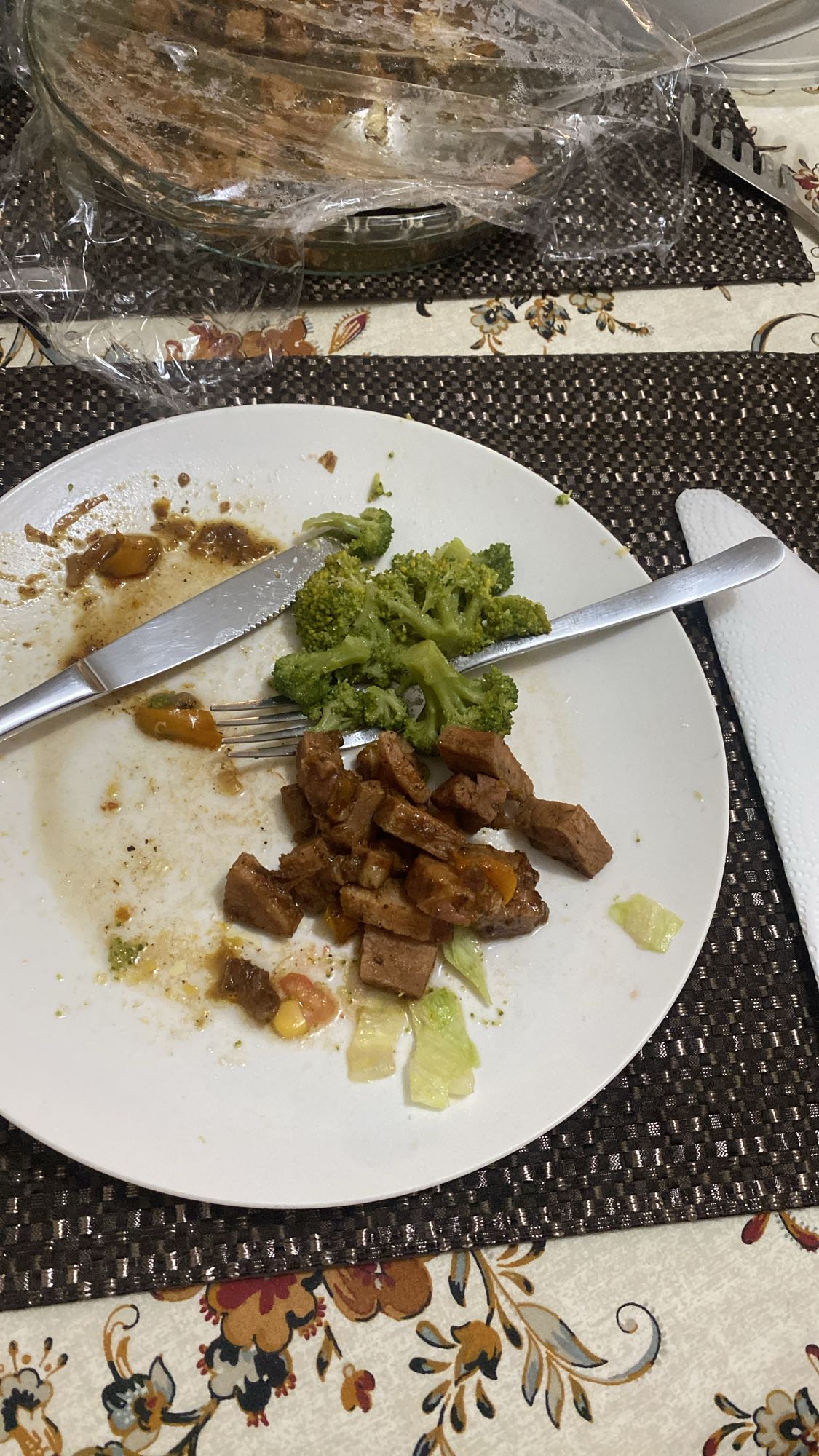 carne con brócoli y ensalada