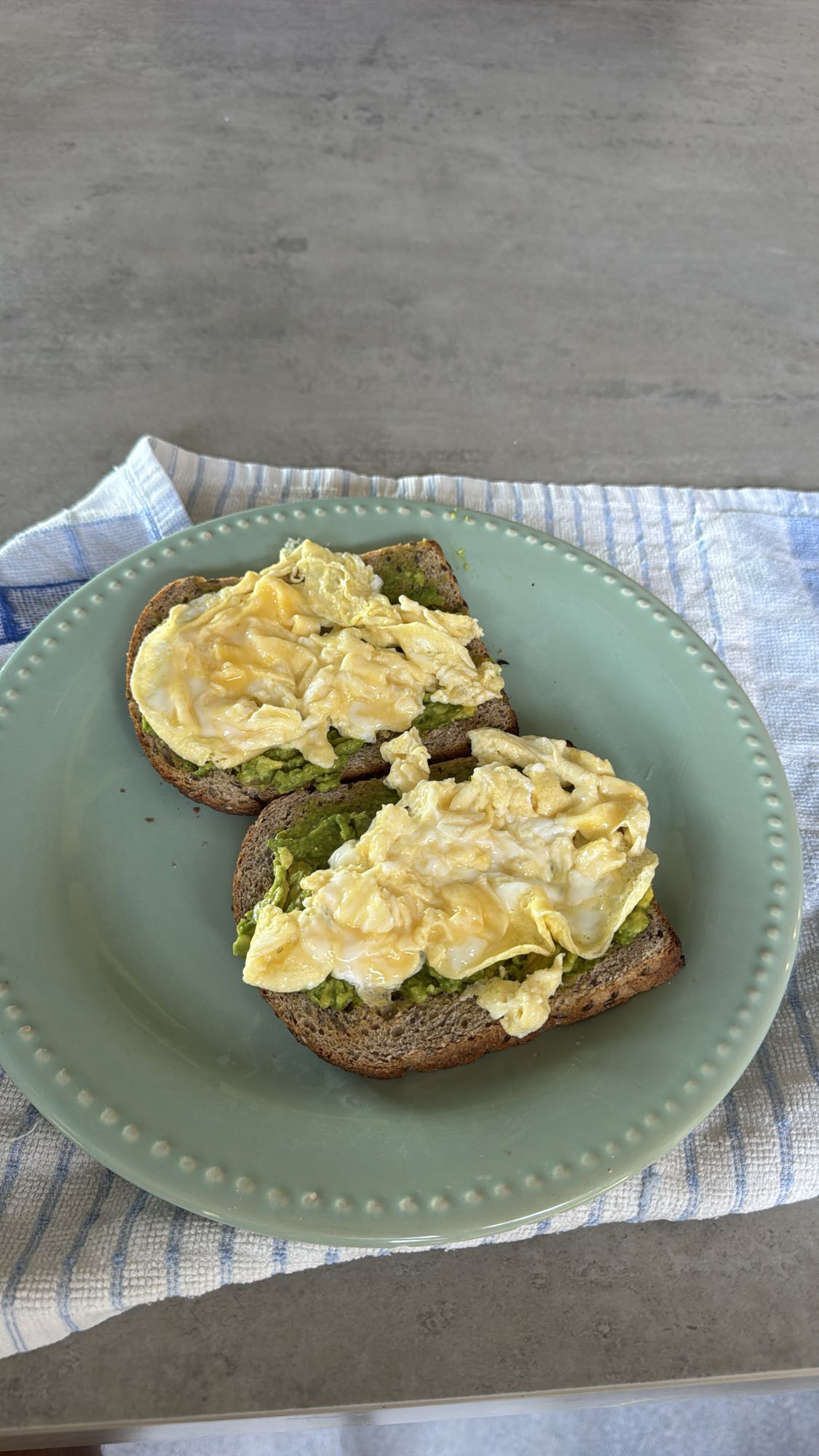 Tostadas con huevo y aguacate