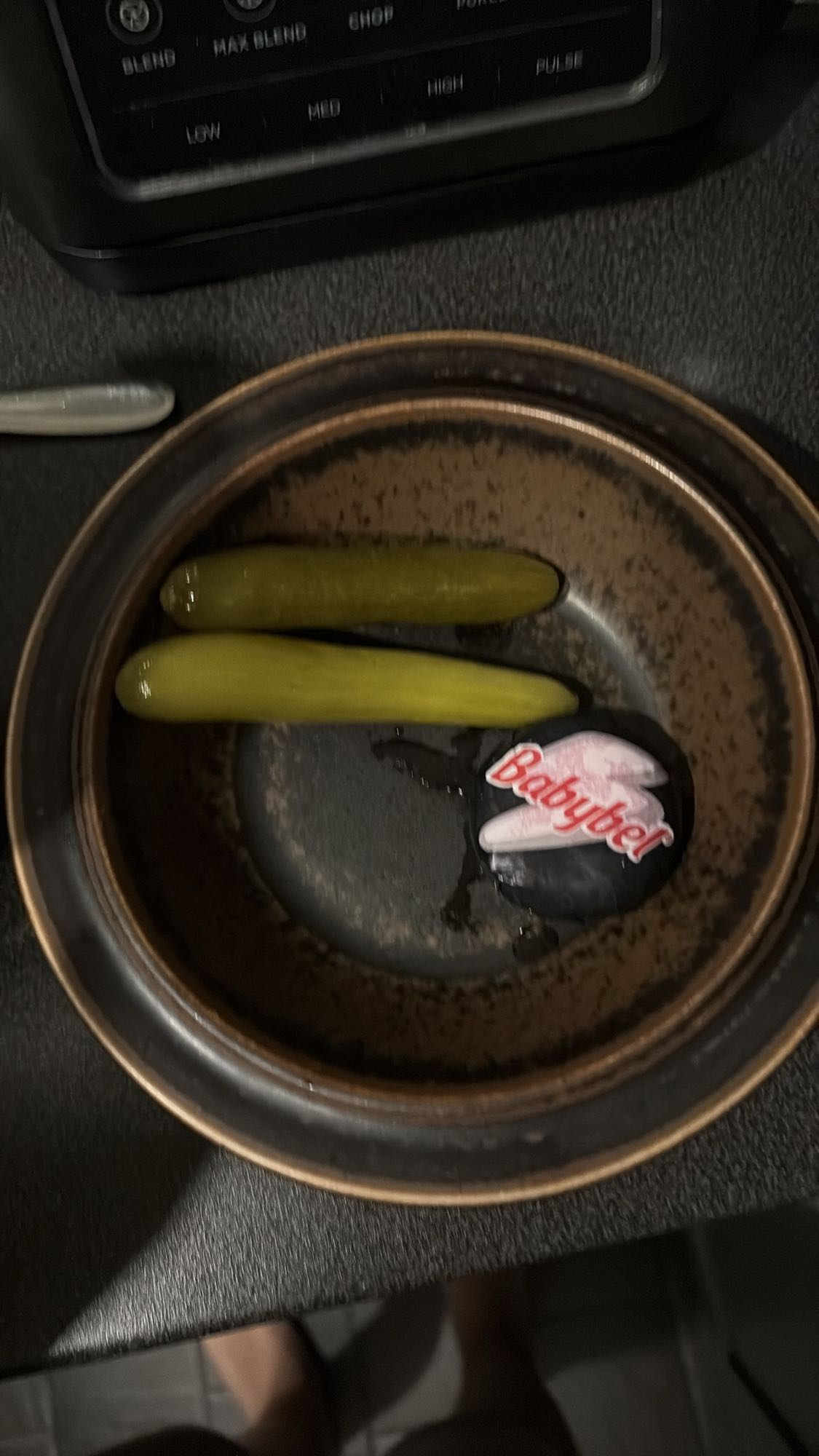 Babybel och två inlagda gurkor