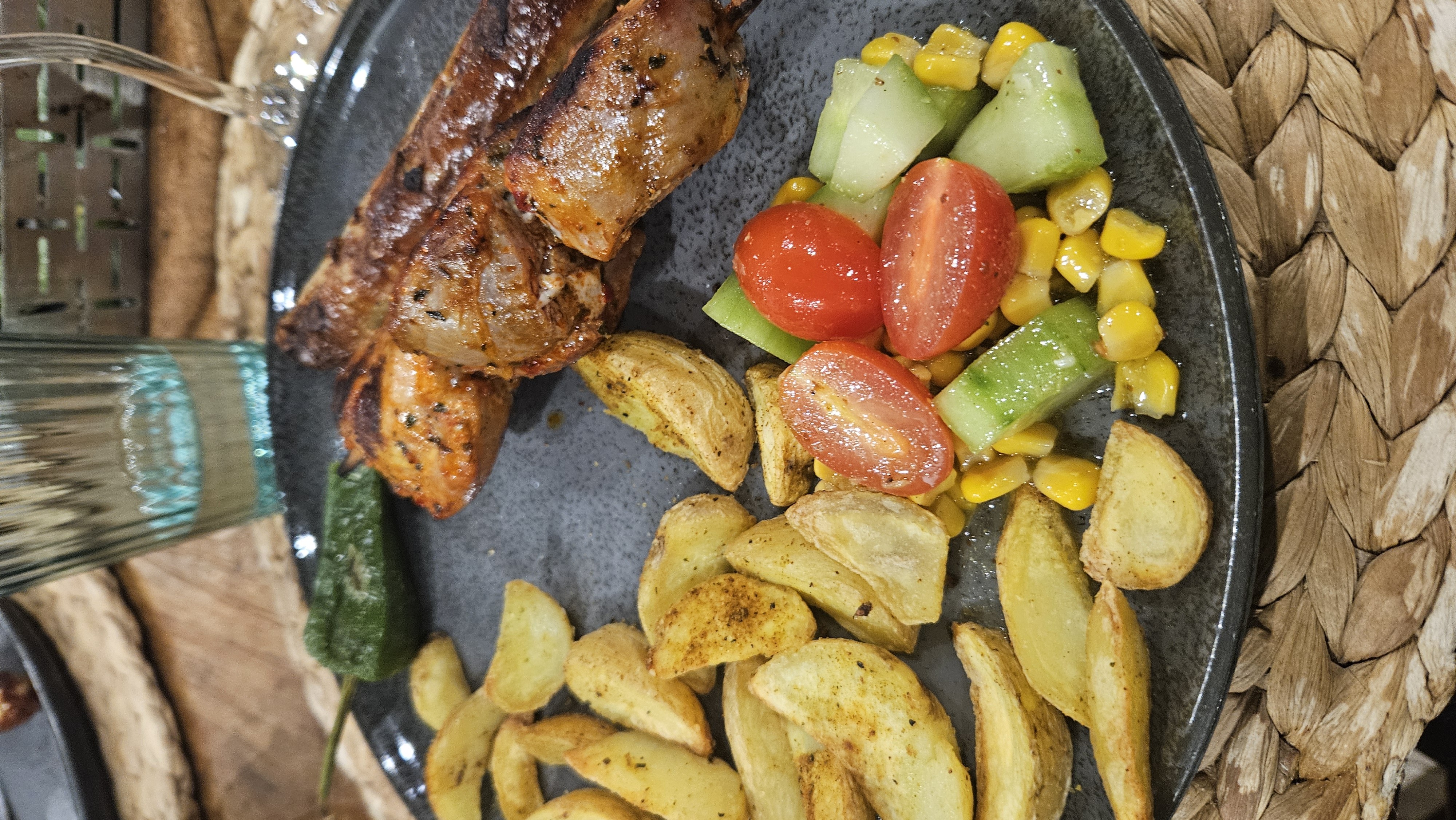 Grillteller mit Kartoffeln