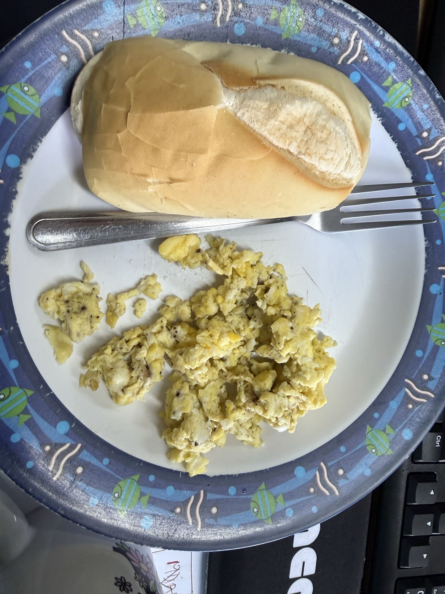 Pão com ovos mexidos