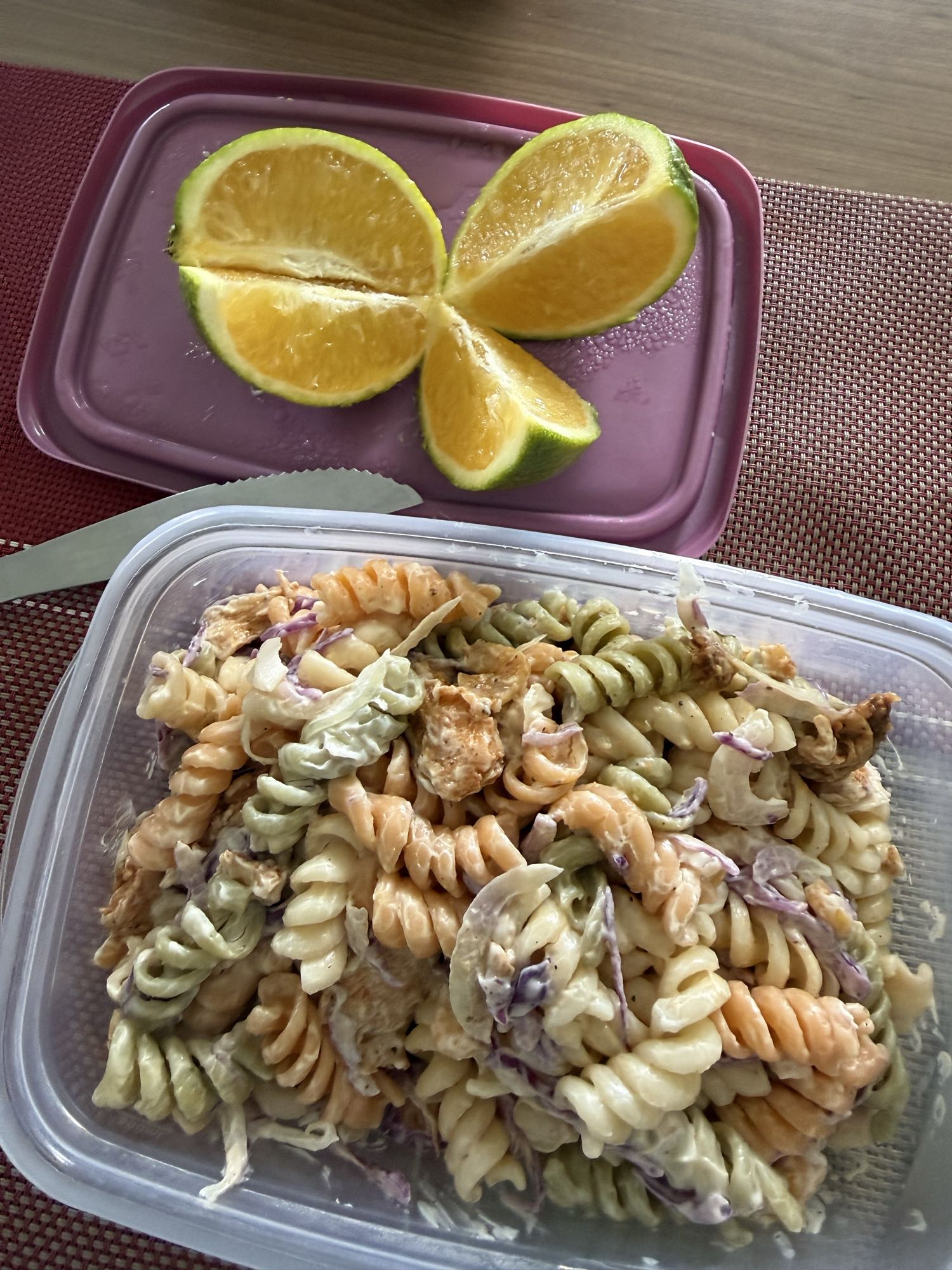 Salada de macarrão e laranja