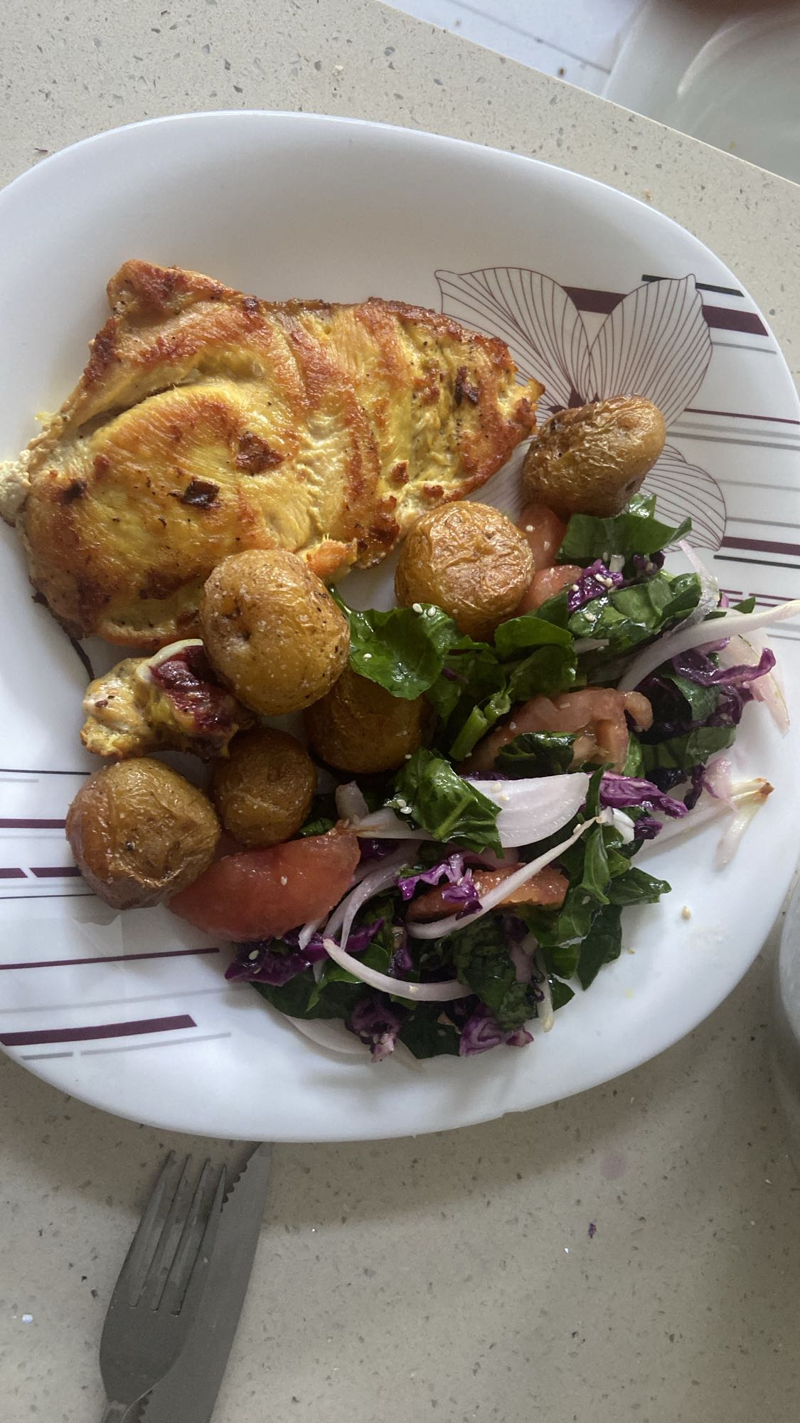 Chicken, potatoes & salad