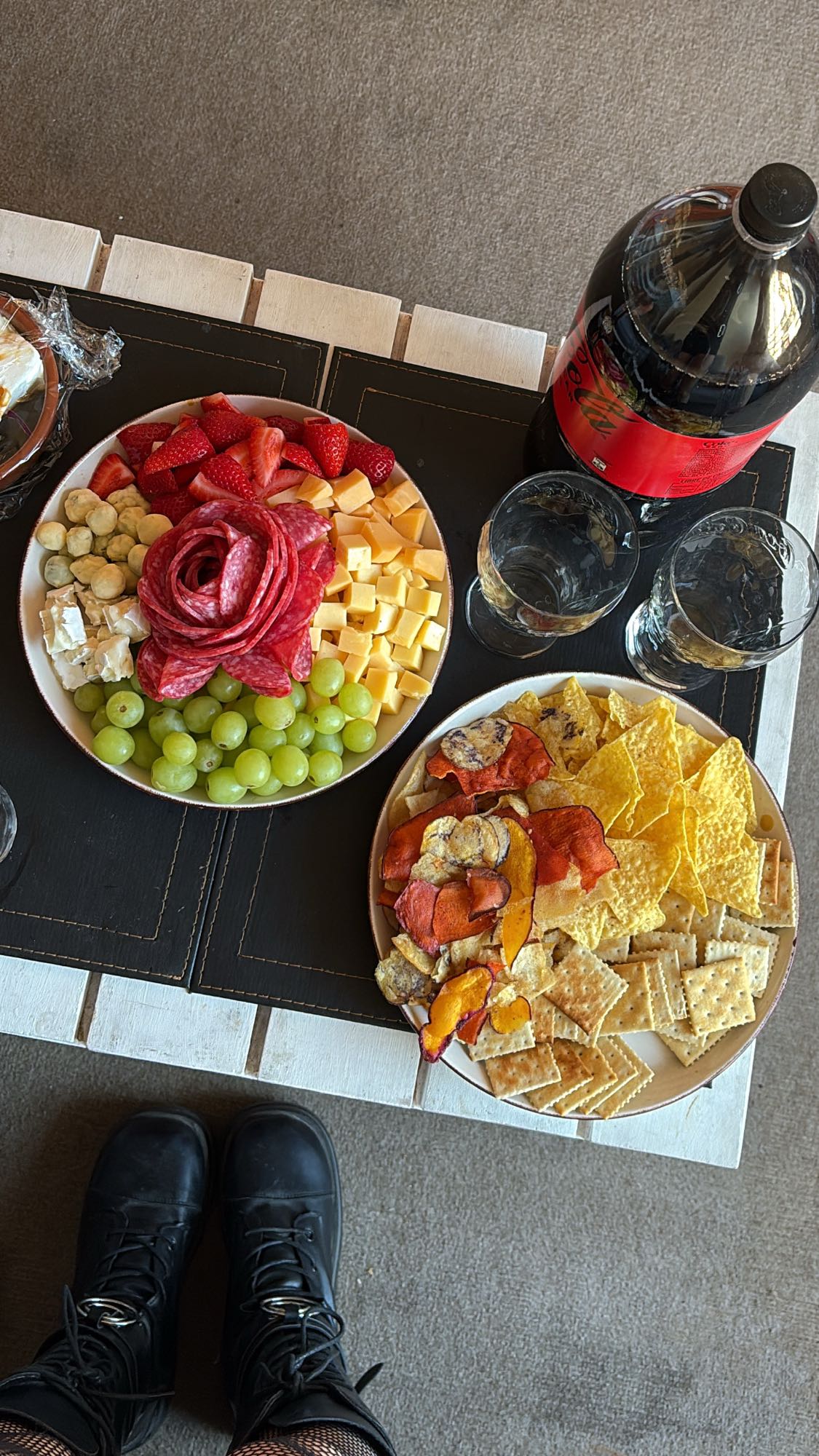 bandeja de botanas y refresco