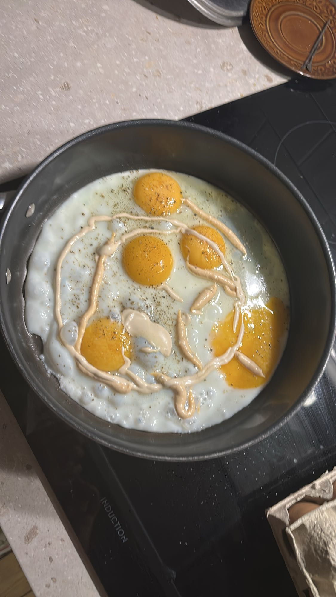 Stekta ägg med majonnäs